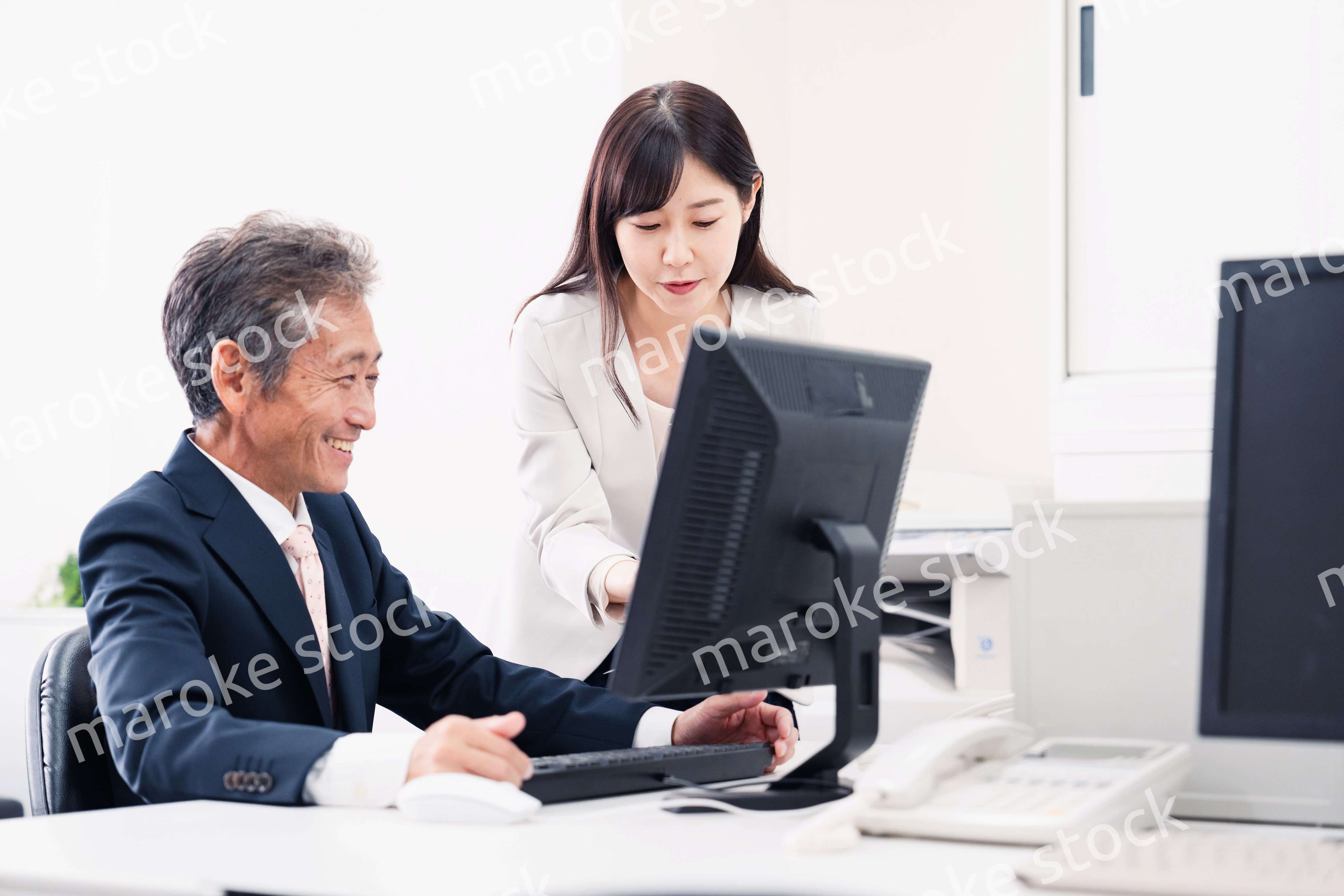 上司に仕事の相談をする女性部下