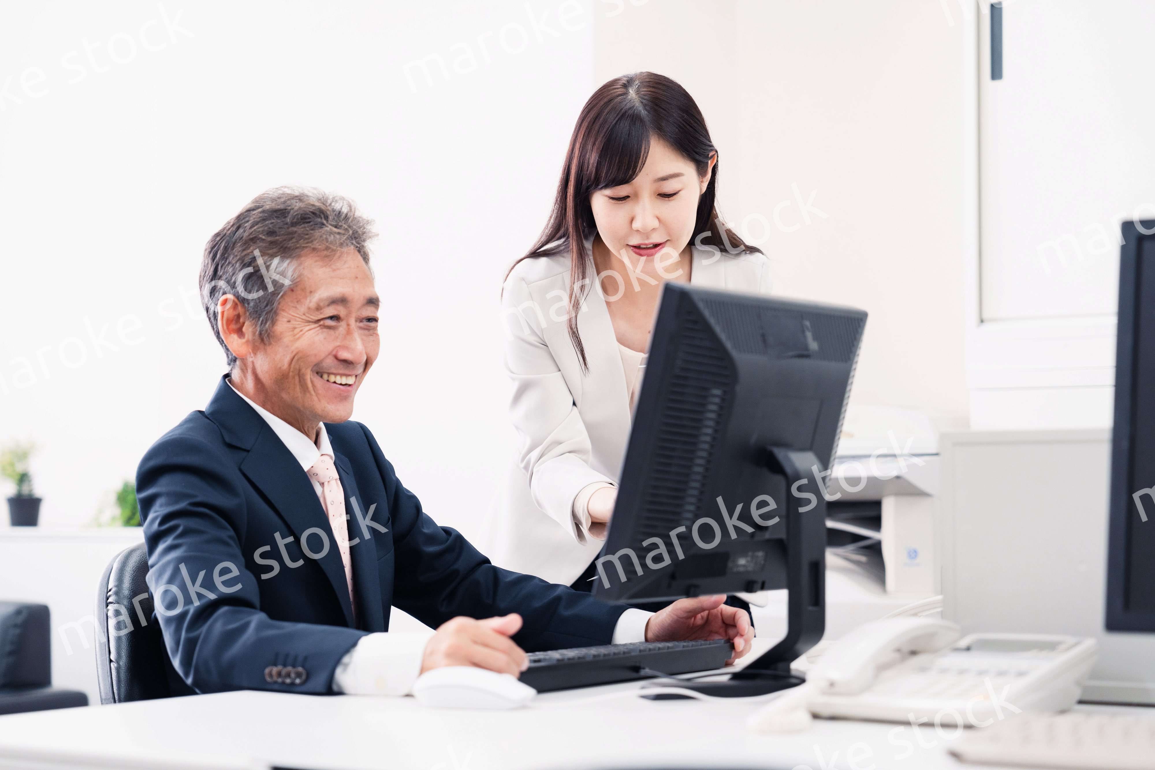 上司に仕事の相談をする女性部下