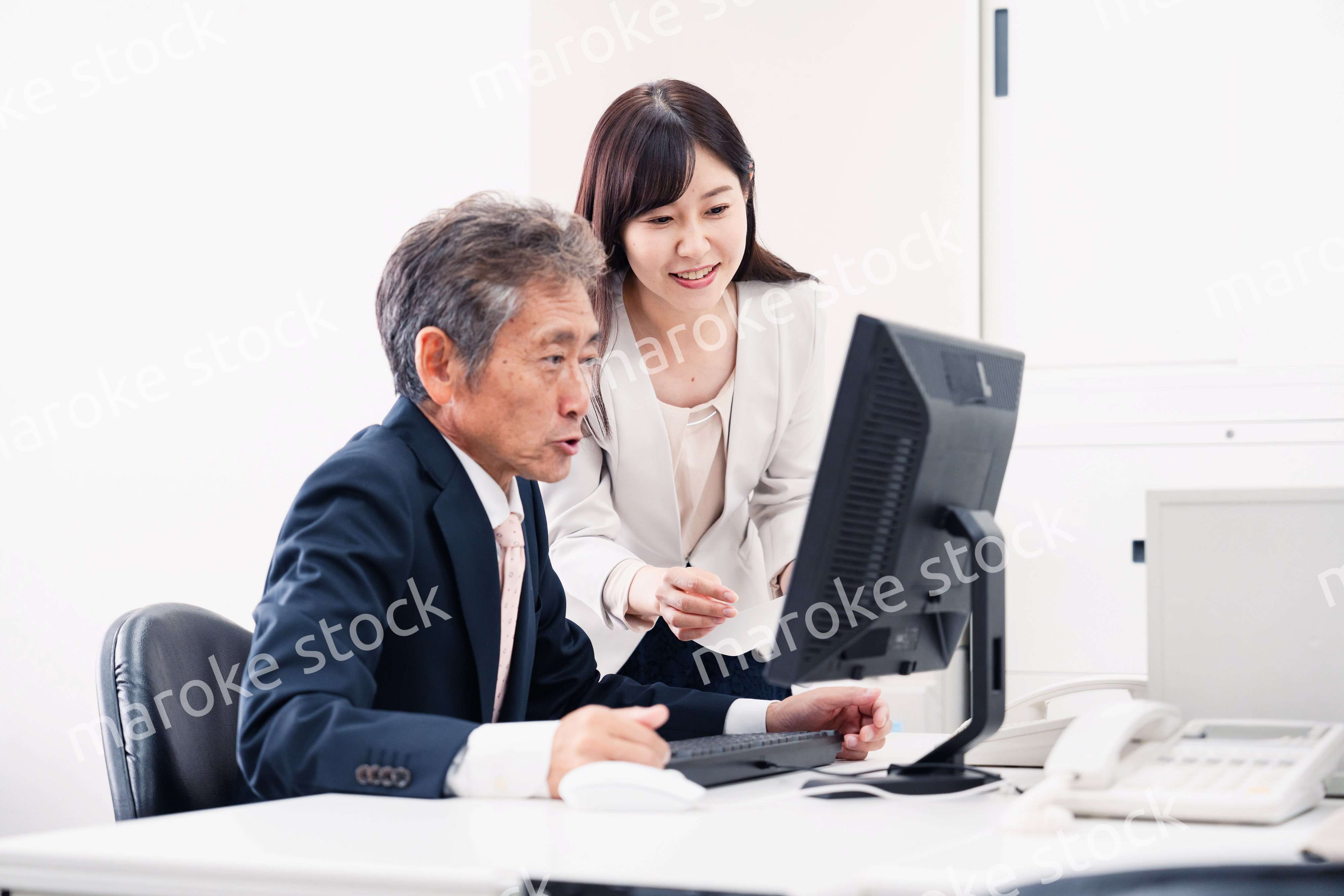 上司に仕事の相談をする女性部下