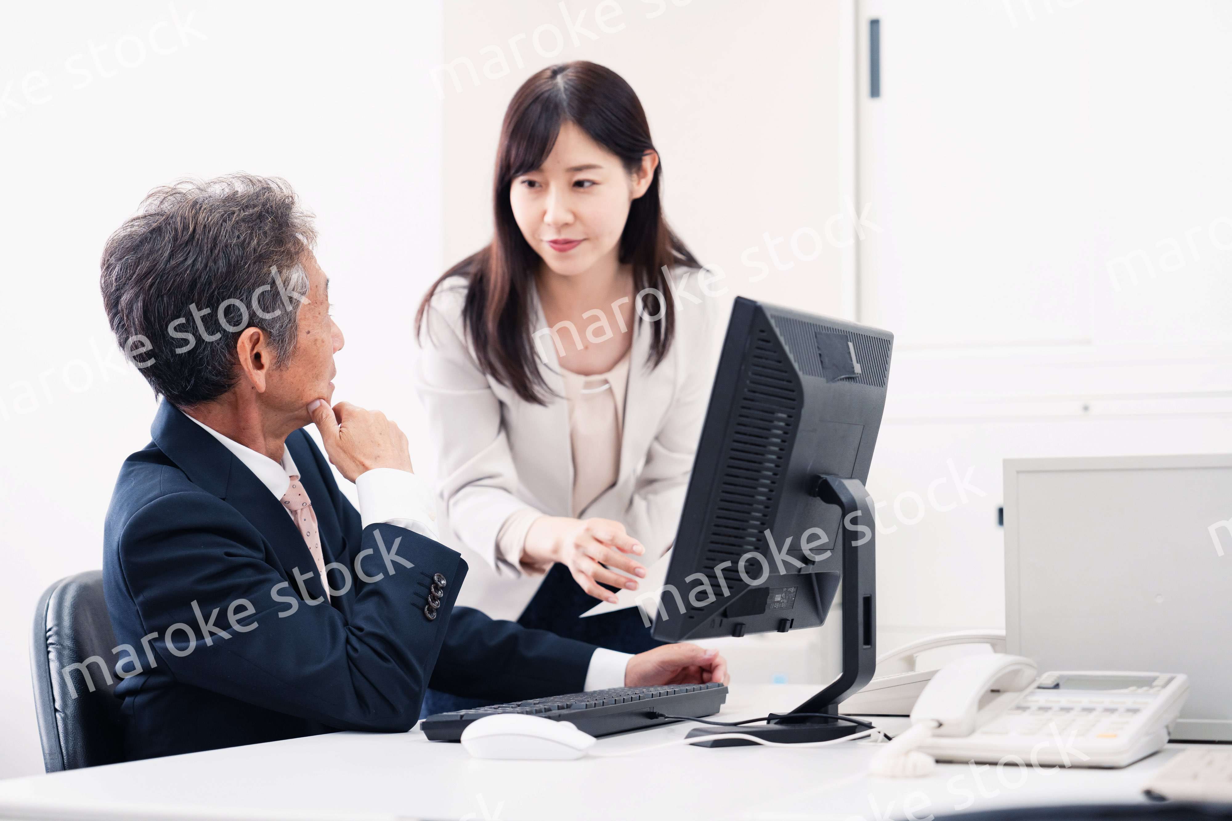 上司に仕事の相談をする女性部下