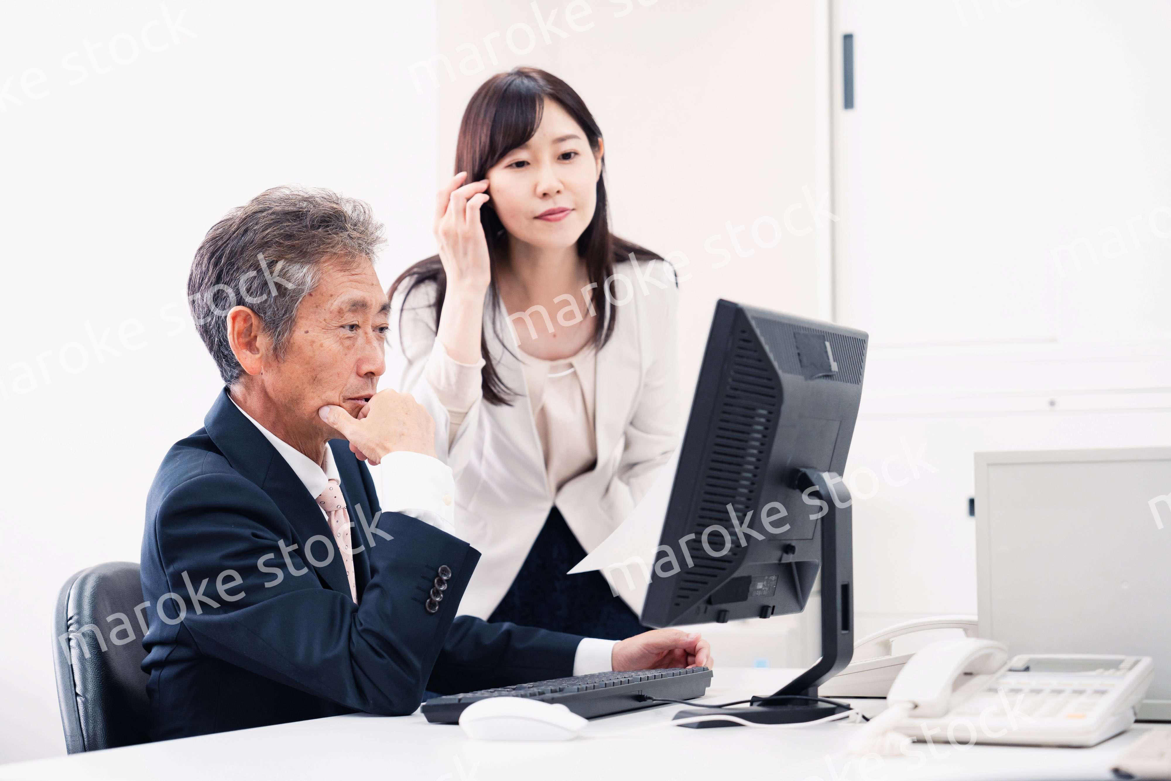 上司に仕事の相談をする女性部下