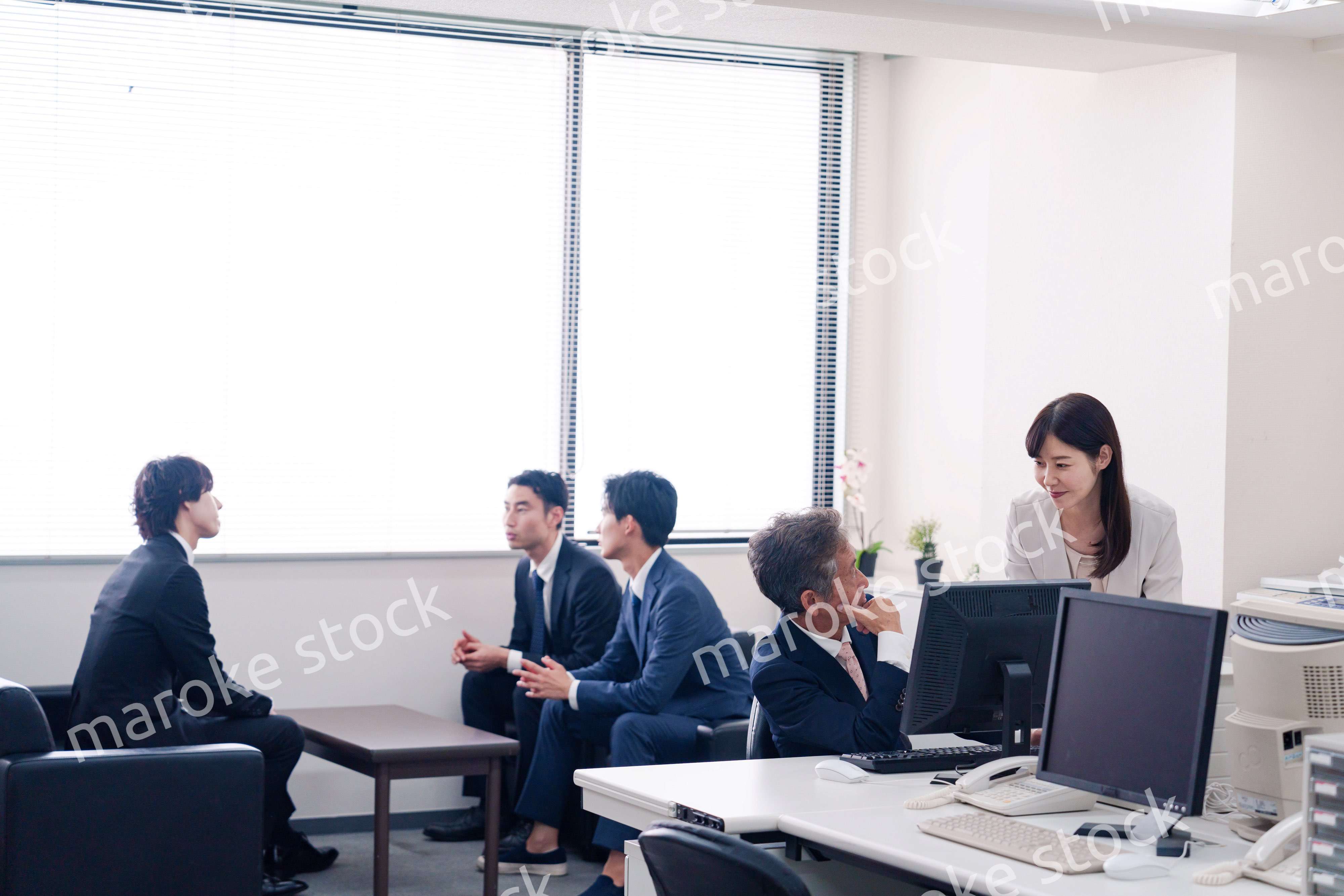 オフィスで上司に報告をするビジネスウーマン