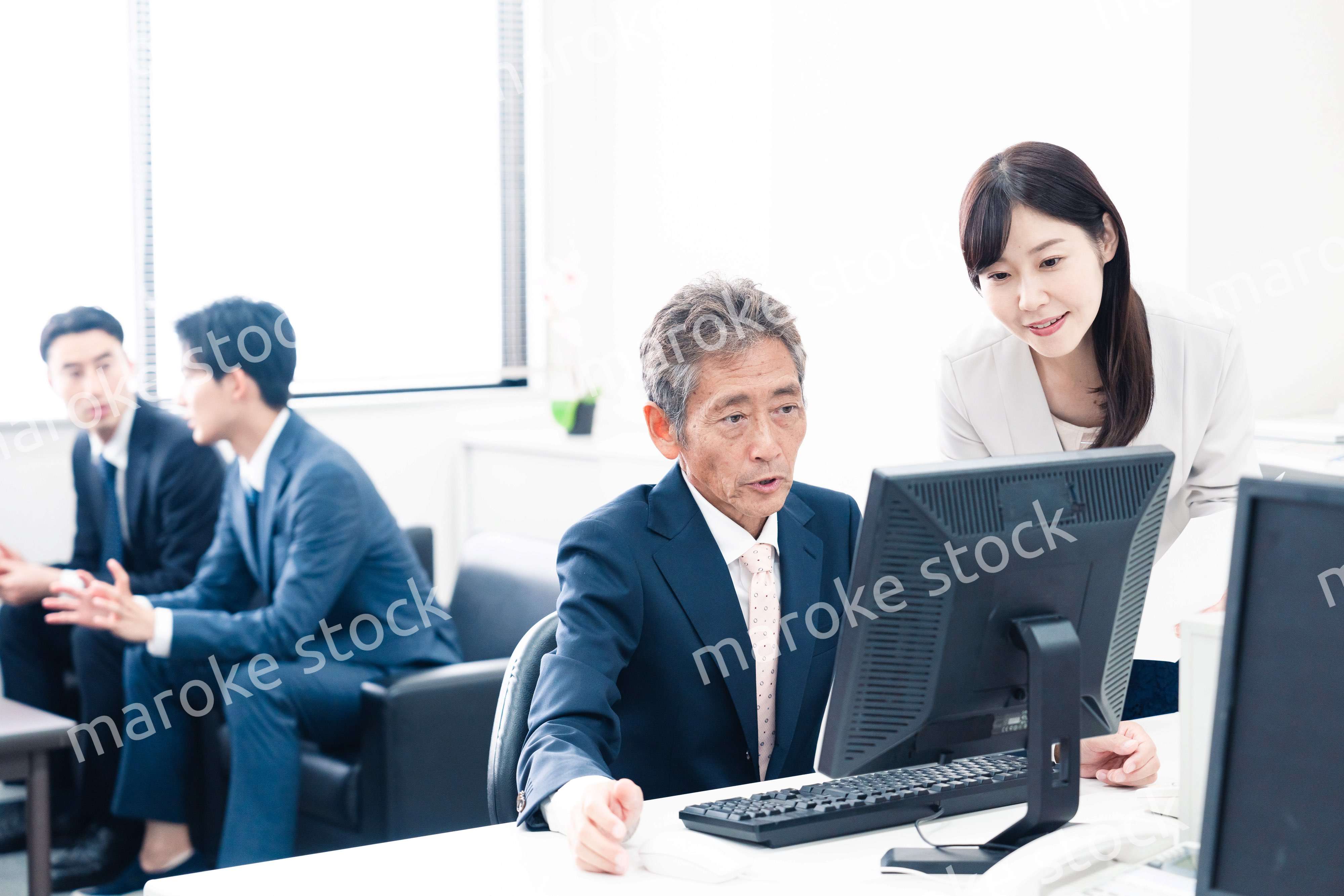 上司にアドバイスをする女性のビジネスパーソン