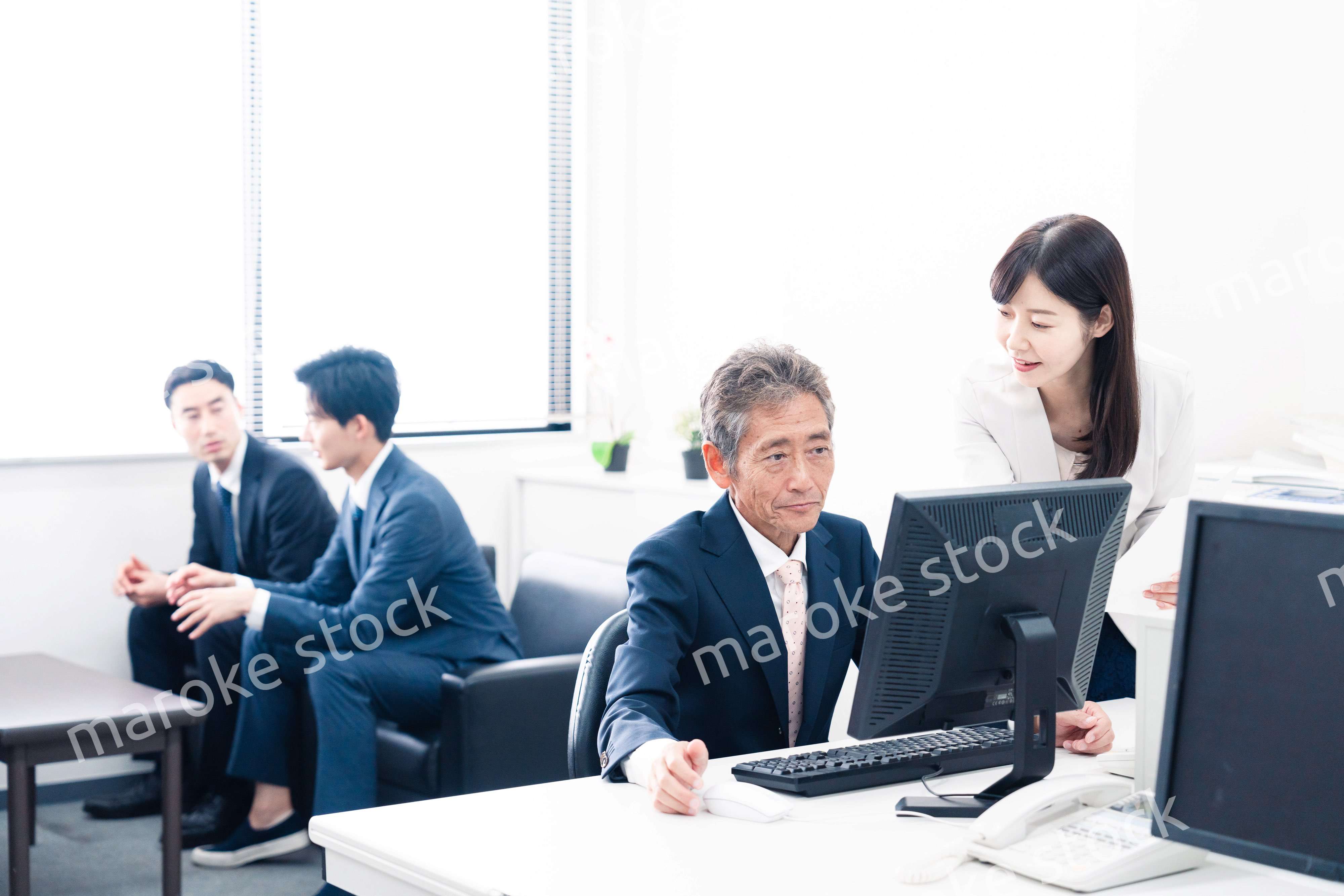 上司にアドバイスをする女性のビジネスパーソン