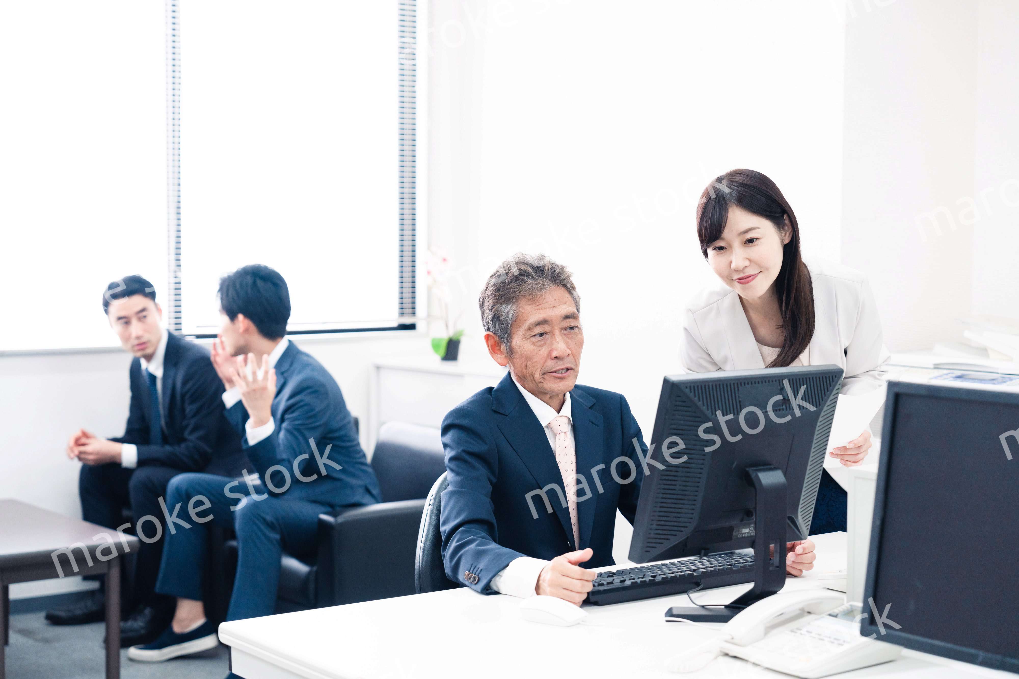 上司にアドバイスをする女性のビジネスパーソン