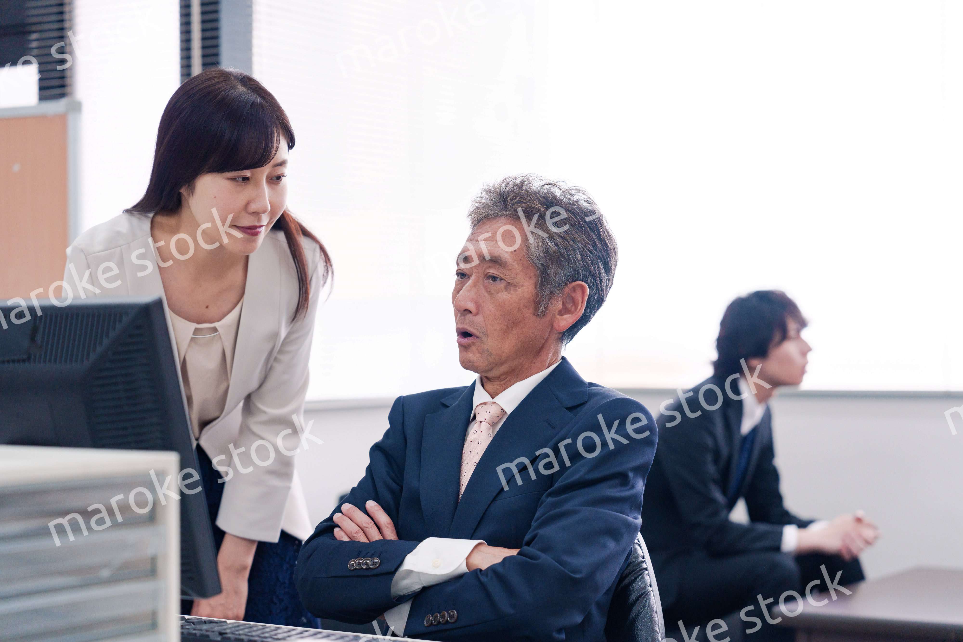 オフィスで上司に報告をするビジネスウーマン