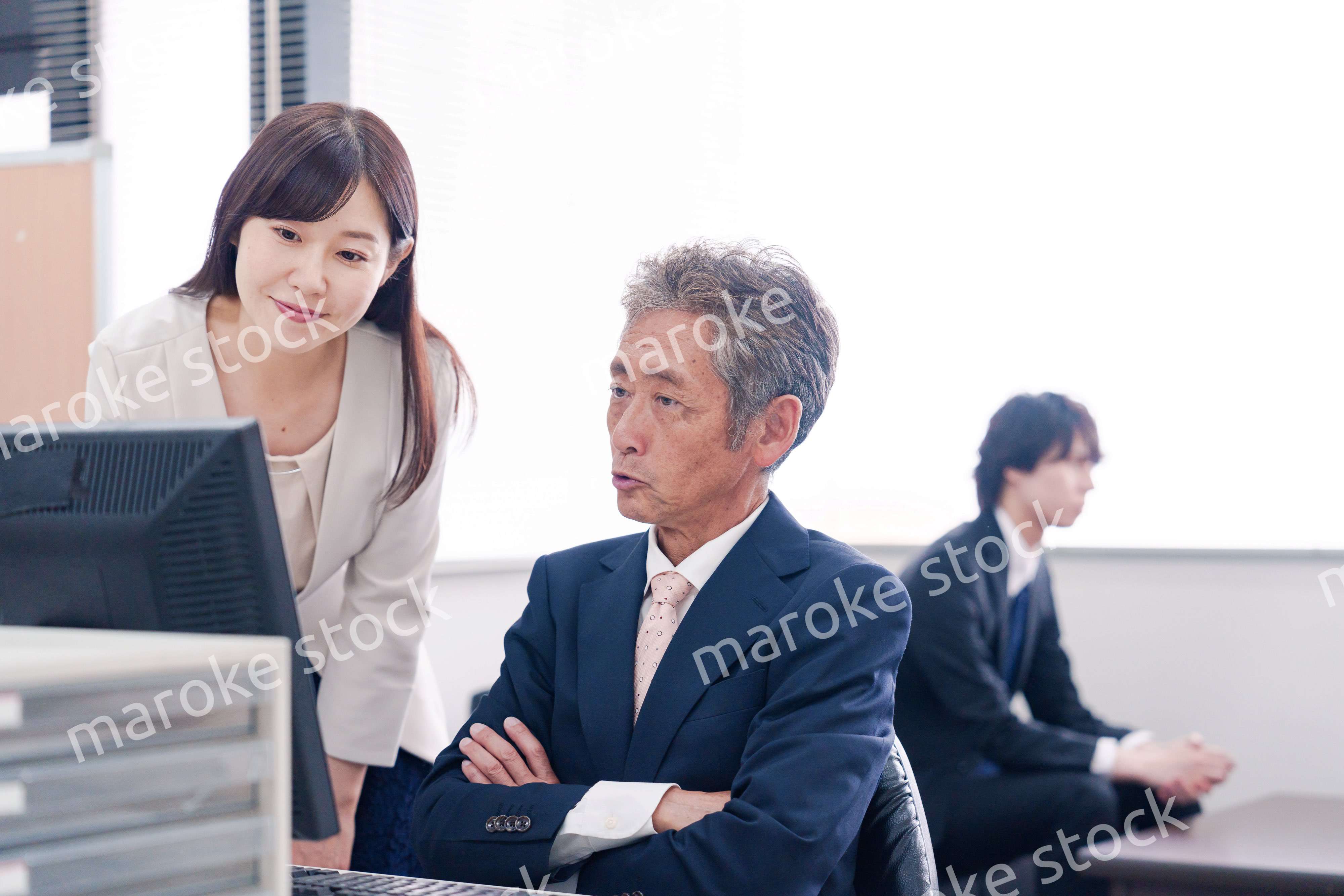 オフィスで上司に報告をするビジネスウーマン