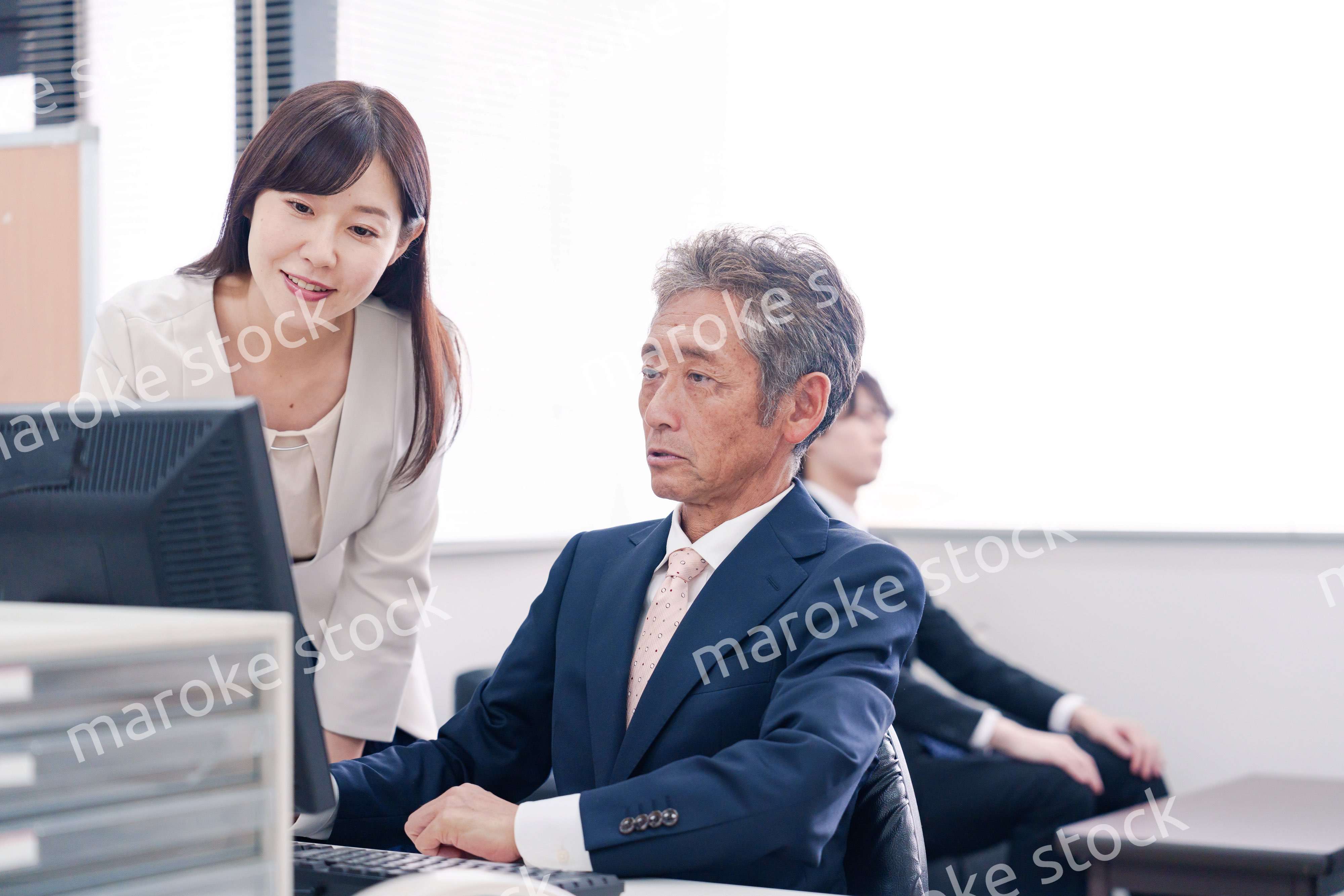 オフィスで上司に報告をするビジネスウーマン