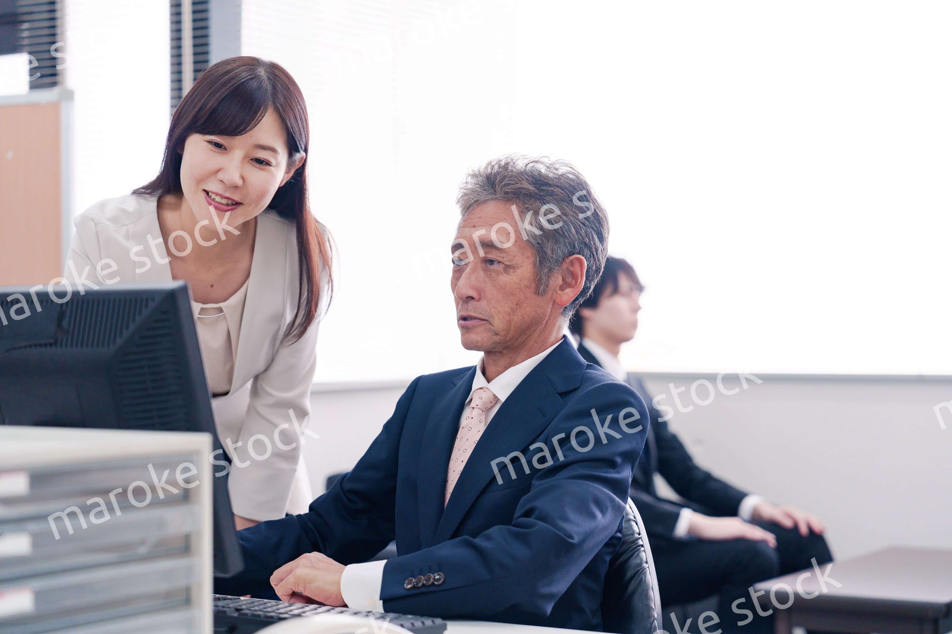 オフィスで上司に報告をするビジネスウーマン