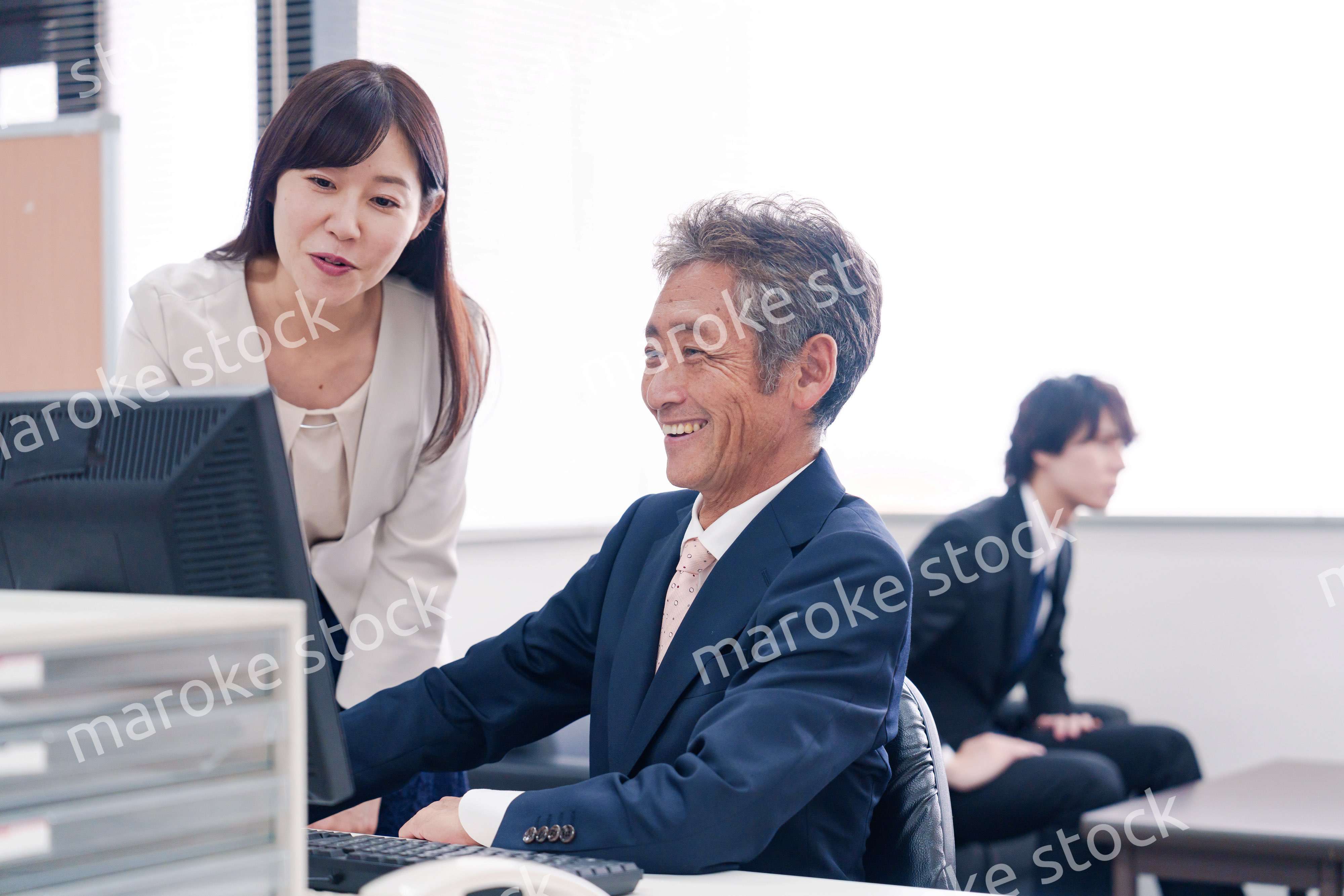 オフィスで上司に報告をするビジネスウーマン