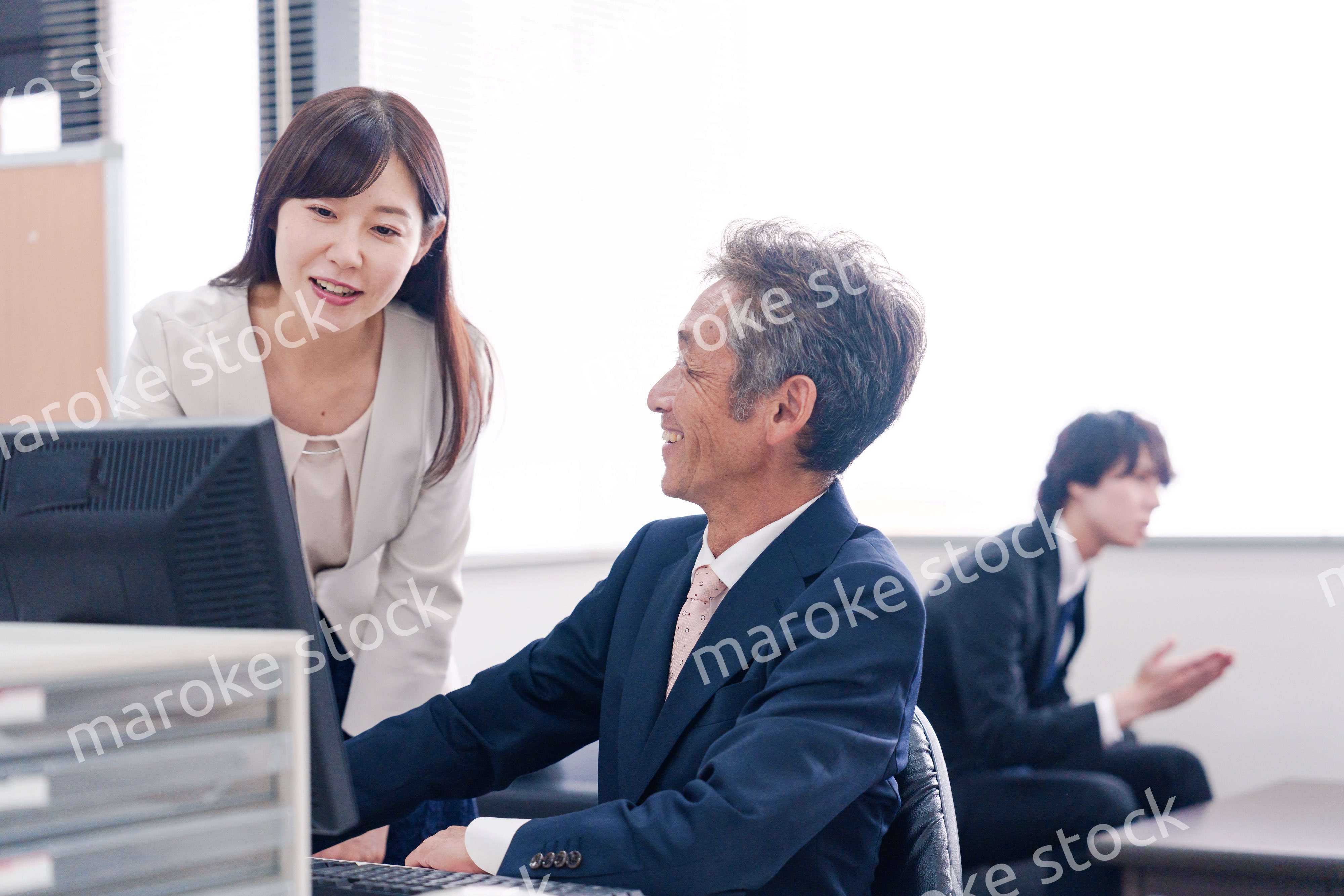 オフィスで上司に報告をするビジネスウーマン