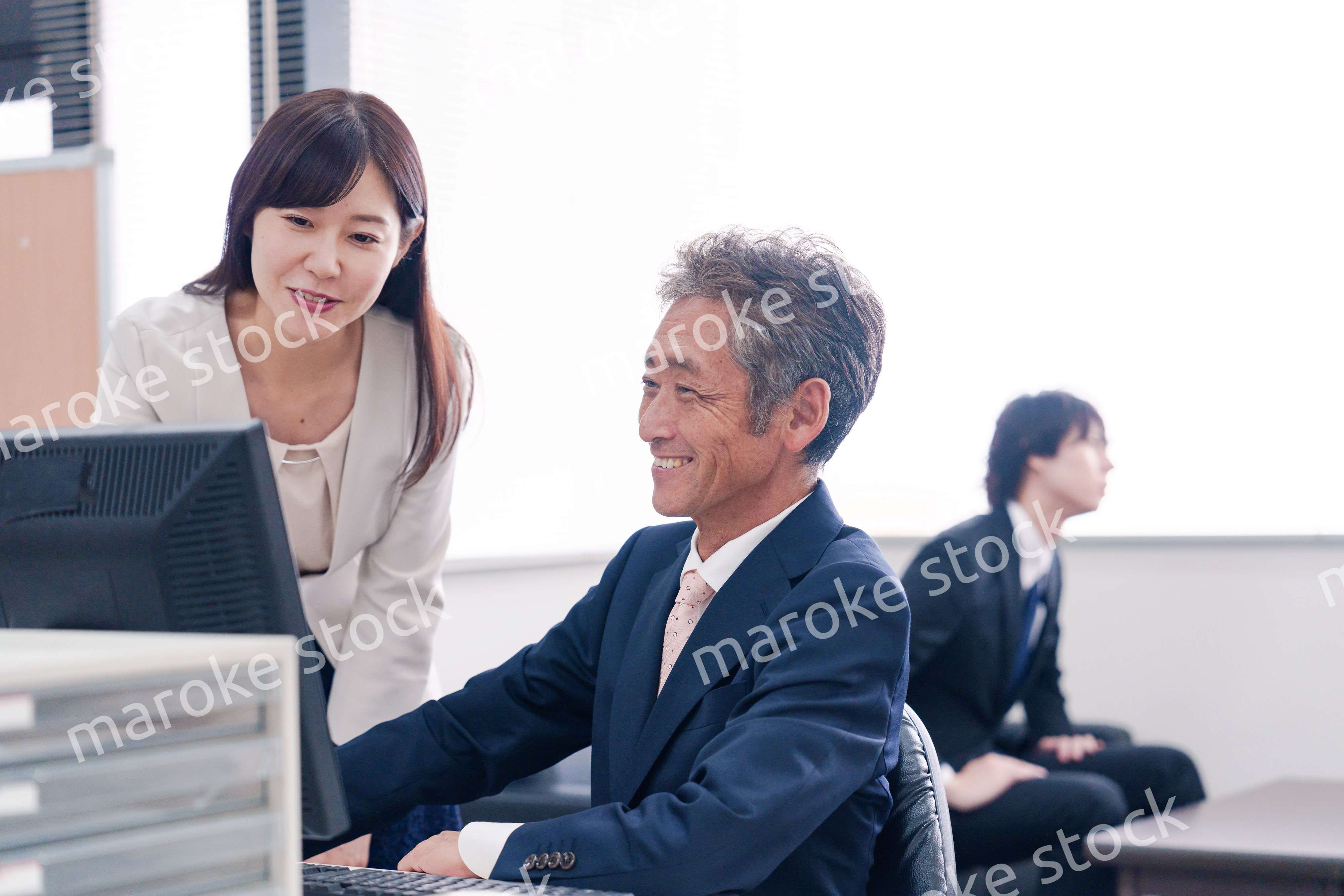 オフィスで上司に報告をするビジネスウーマン