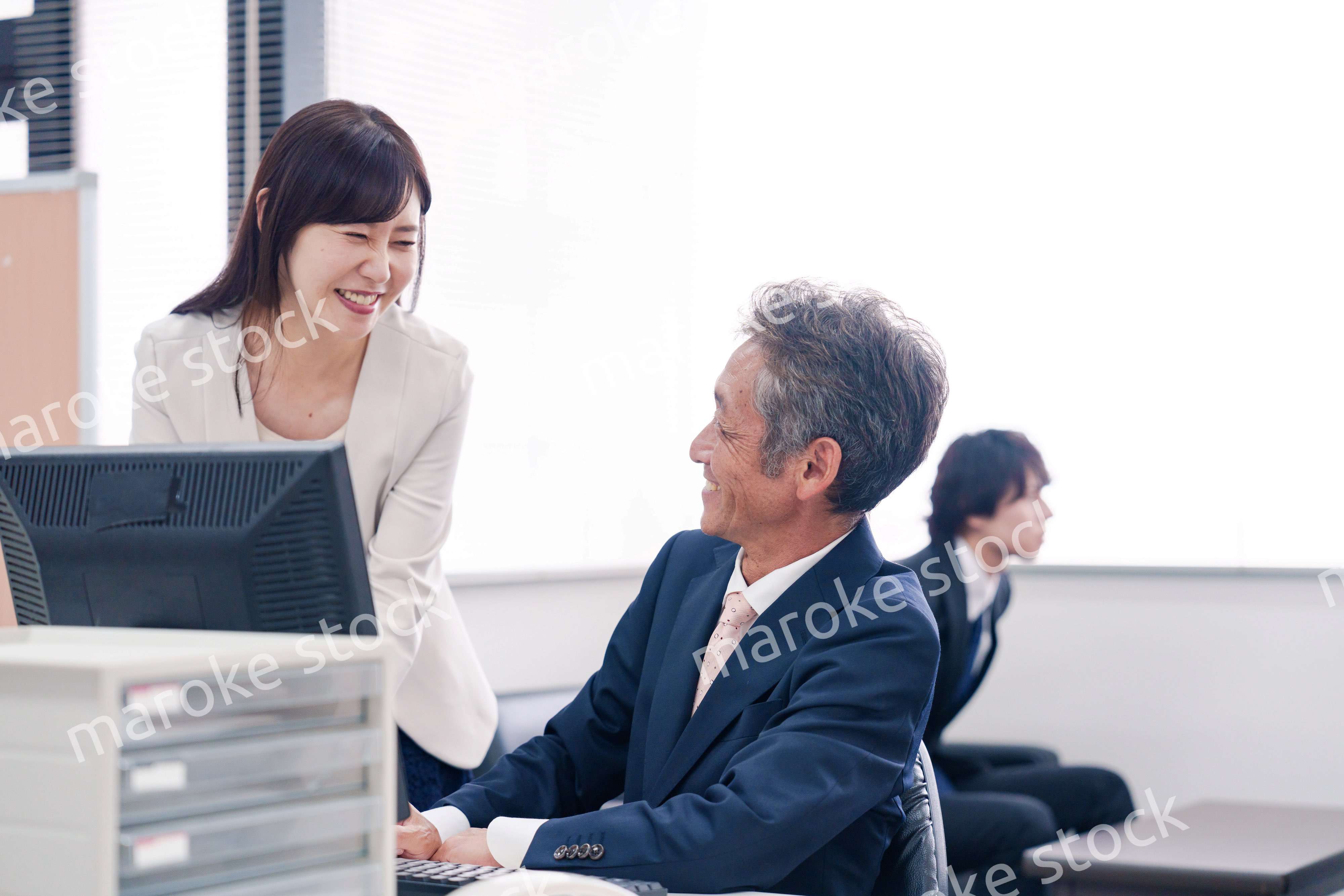 オフィスで上司に報告をするビジネスウーマン