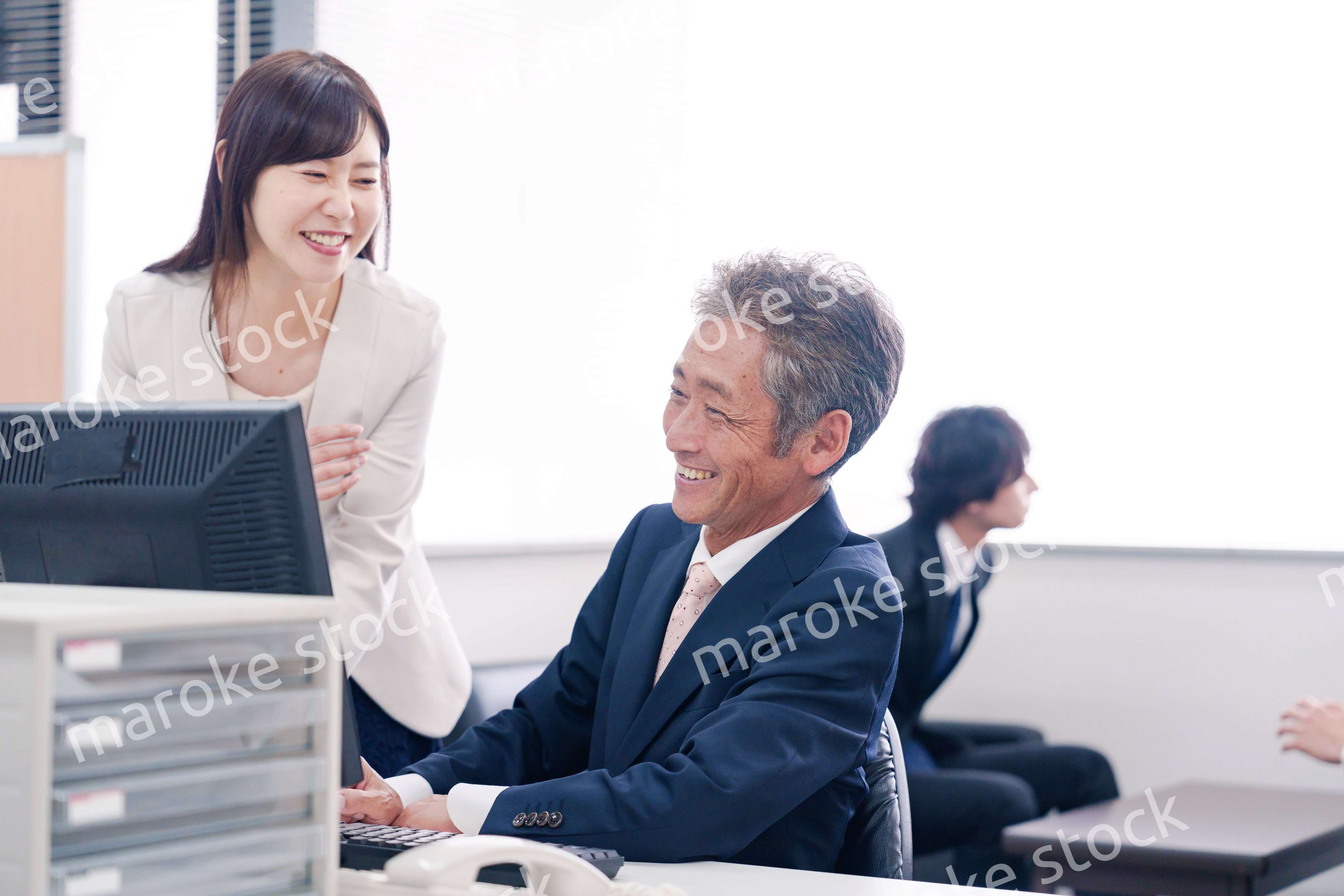 オフィスで上司に報告をするビジネスウーマン