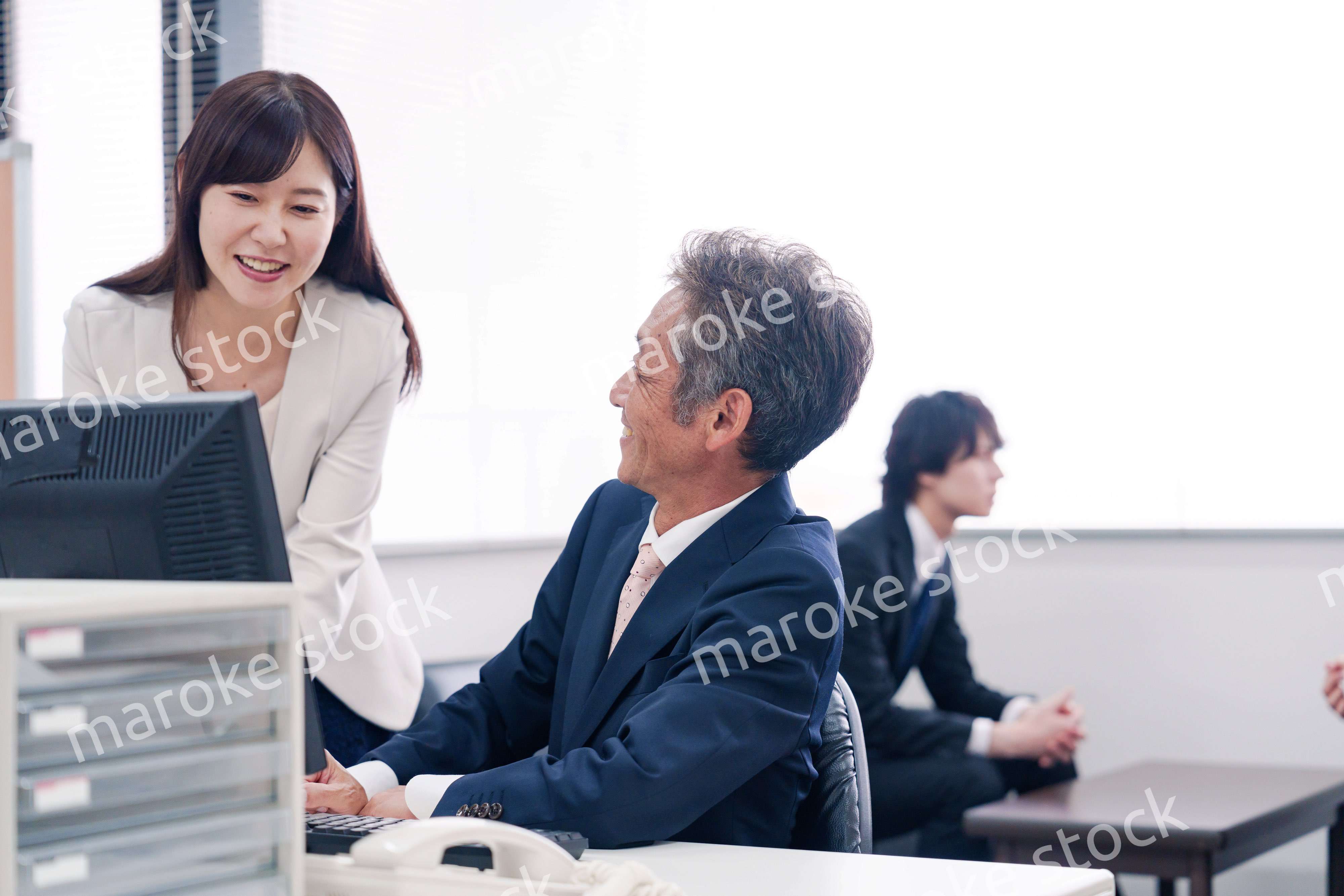 オフィスで上司に報告をするビジネスウーマン