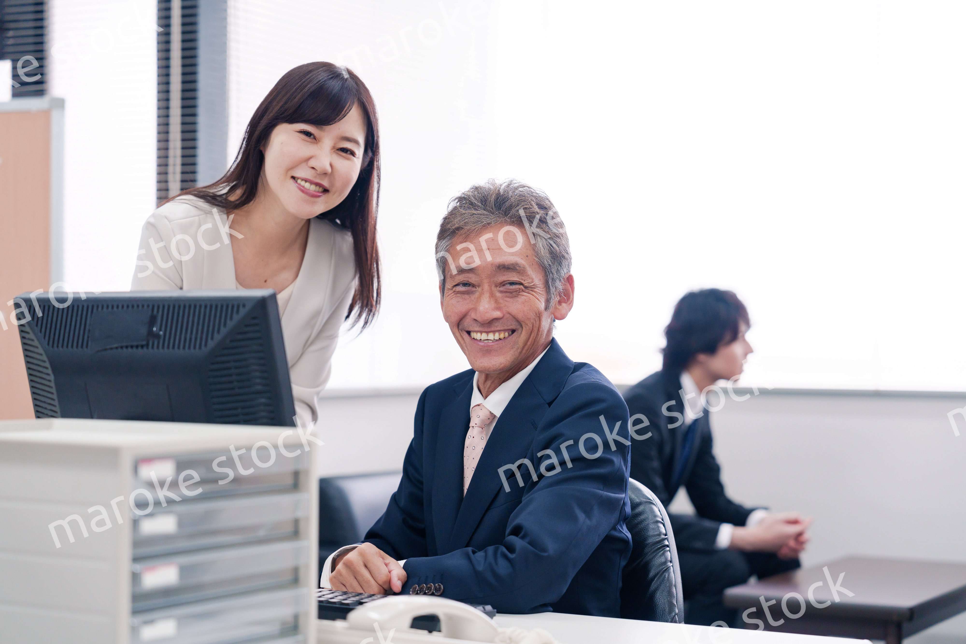 オフィスで上司に報告をするビジネスウーマン