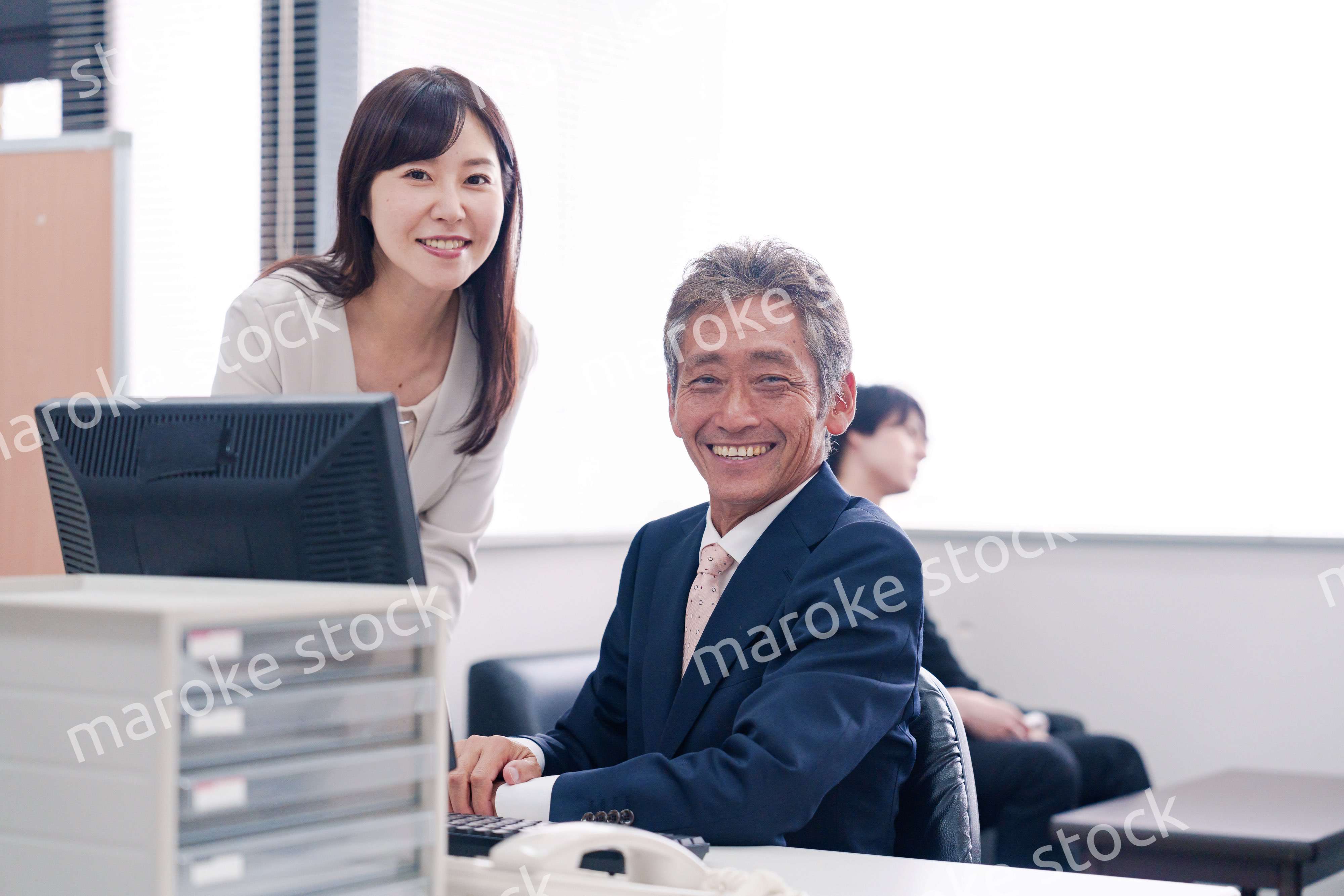 オフィスで上司に報告をするビジネスウーマン