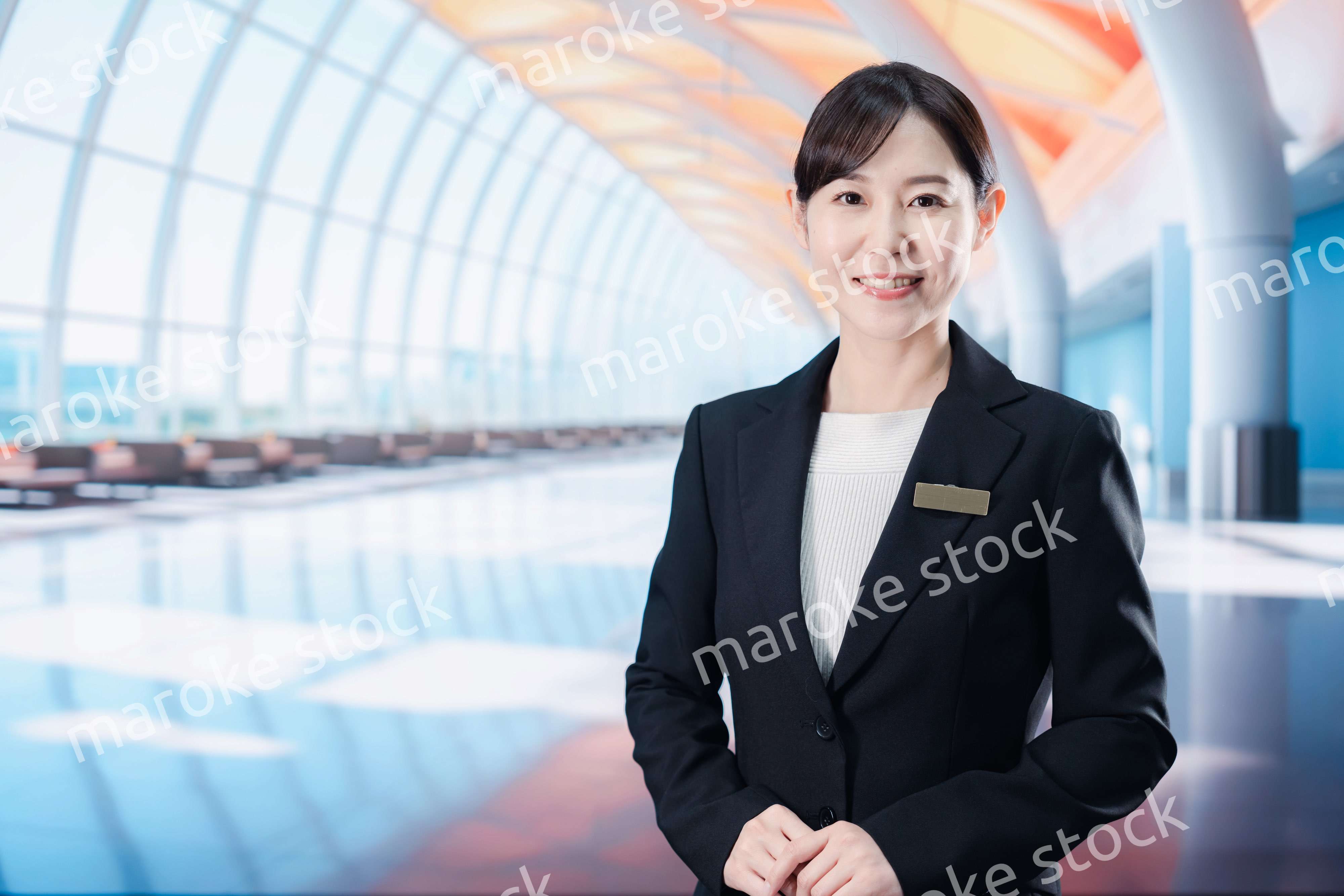 空港のターミナルで案内をするスタッフ