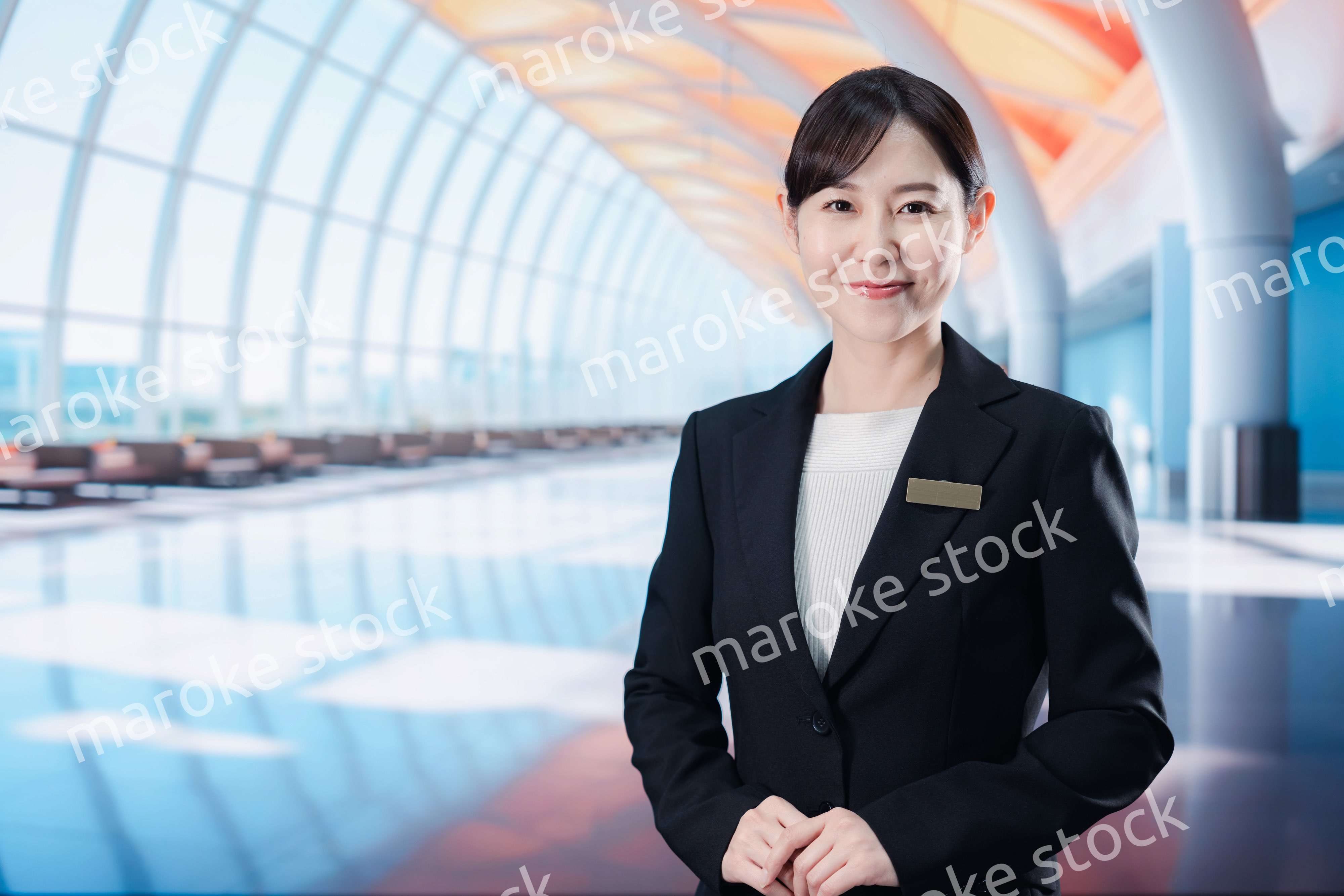 空港のターミナルで案内をするスタッフ