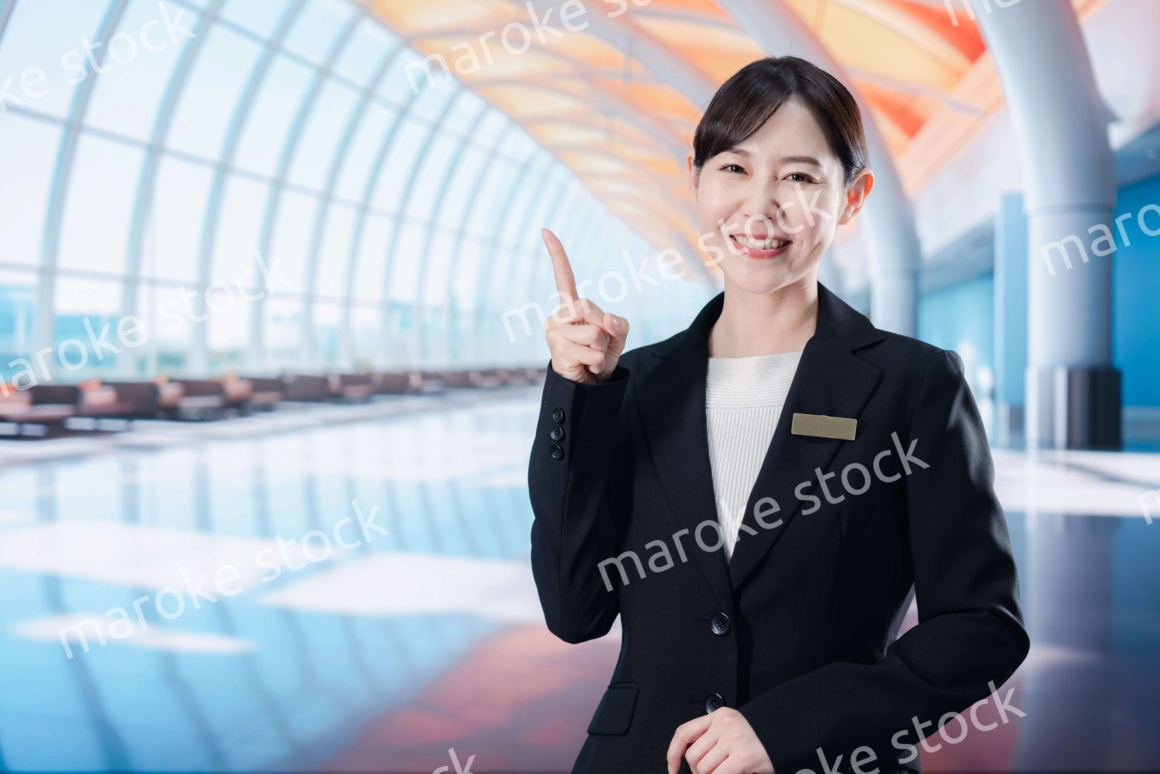 空港のターミナルで案内をするスタッフ