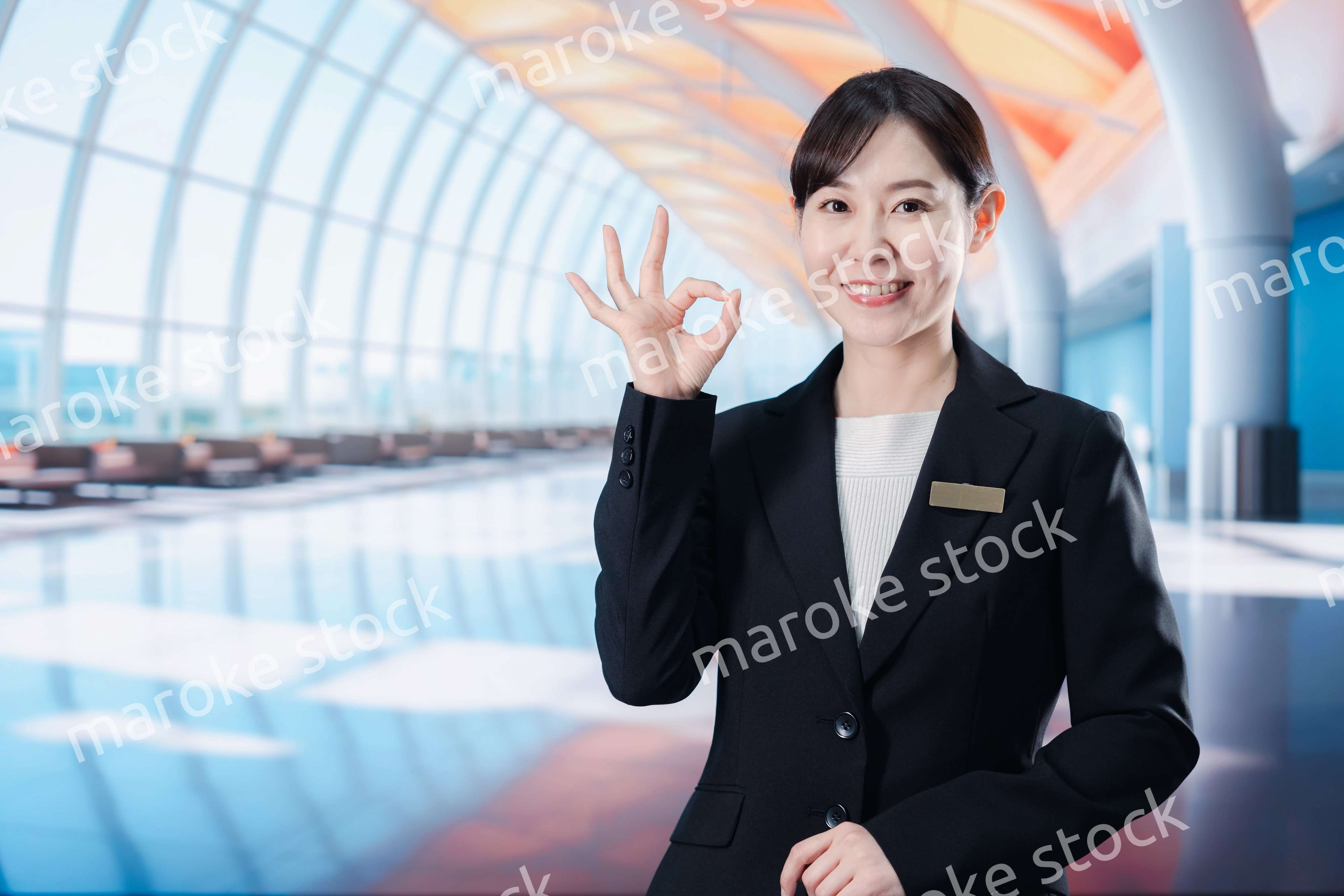 空港のターミナルで案内をするスタッフ