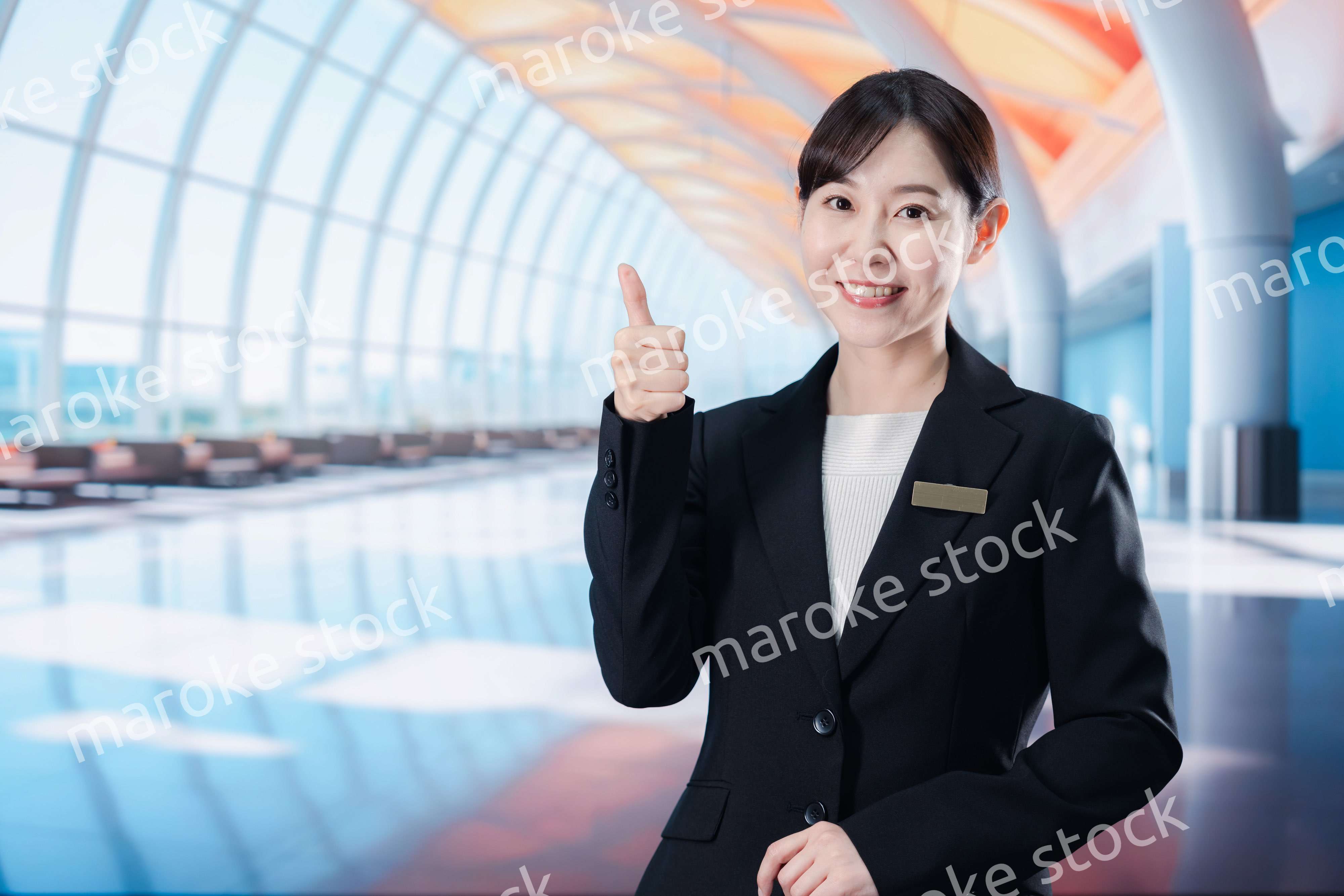 空港のターミナルで案内をするスタッフ