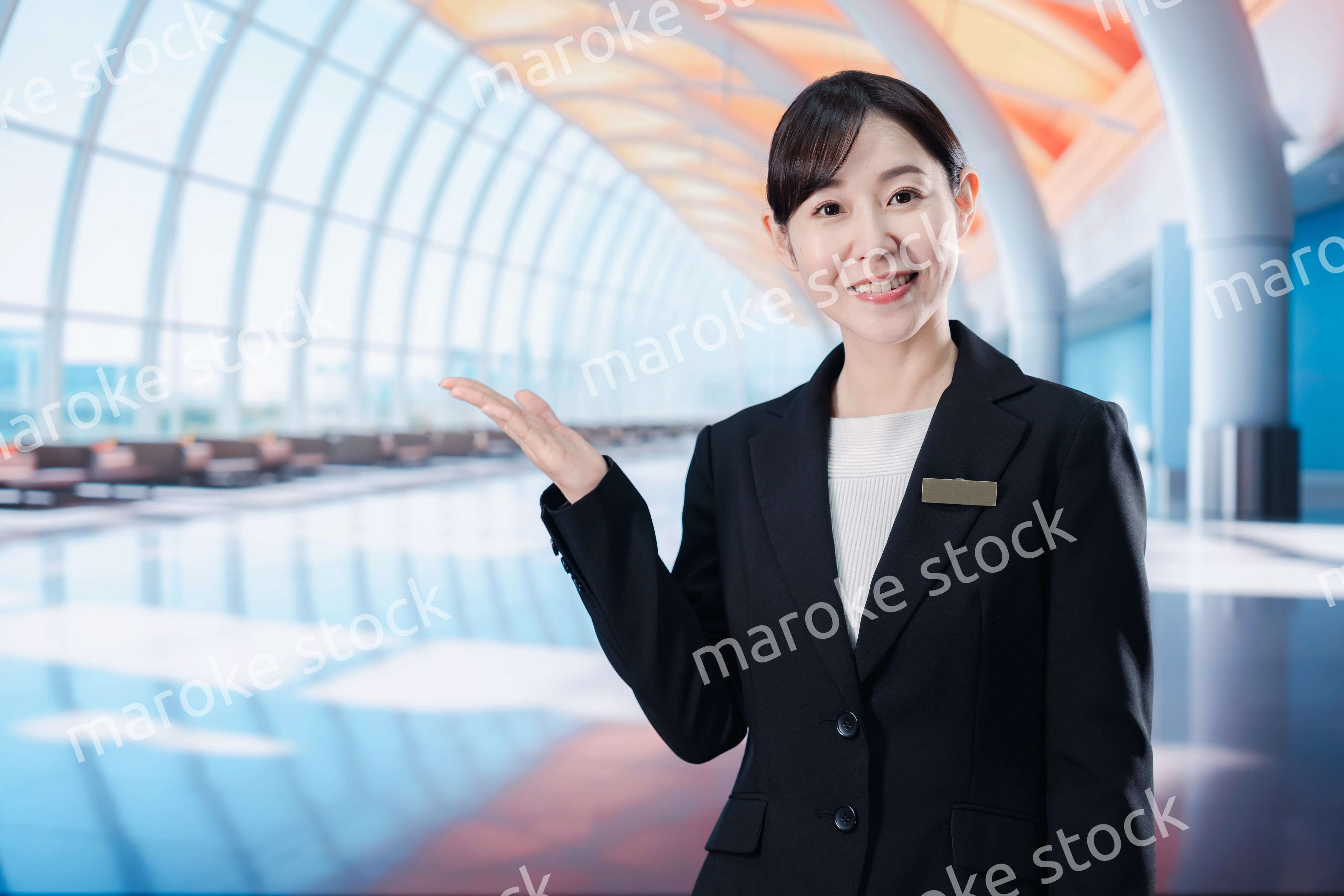 空港のターミナルで案内をするスタッフ