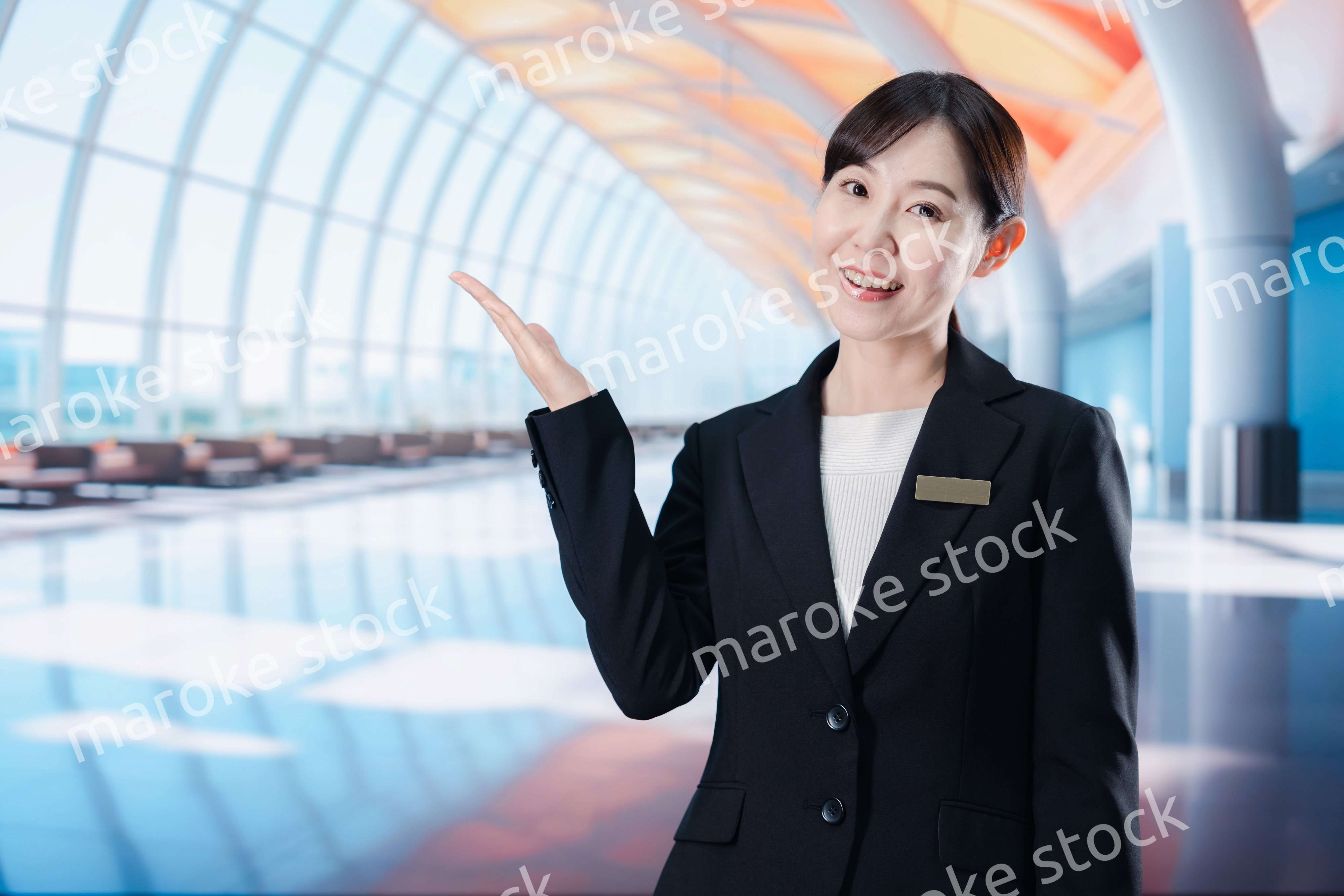 空港のターミナルで案内をするスタッフ