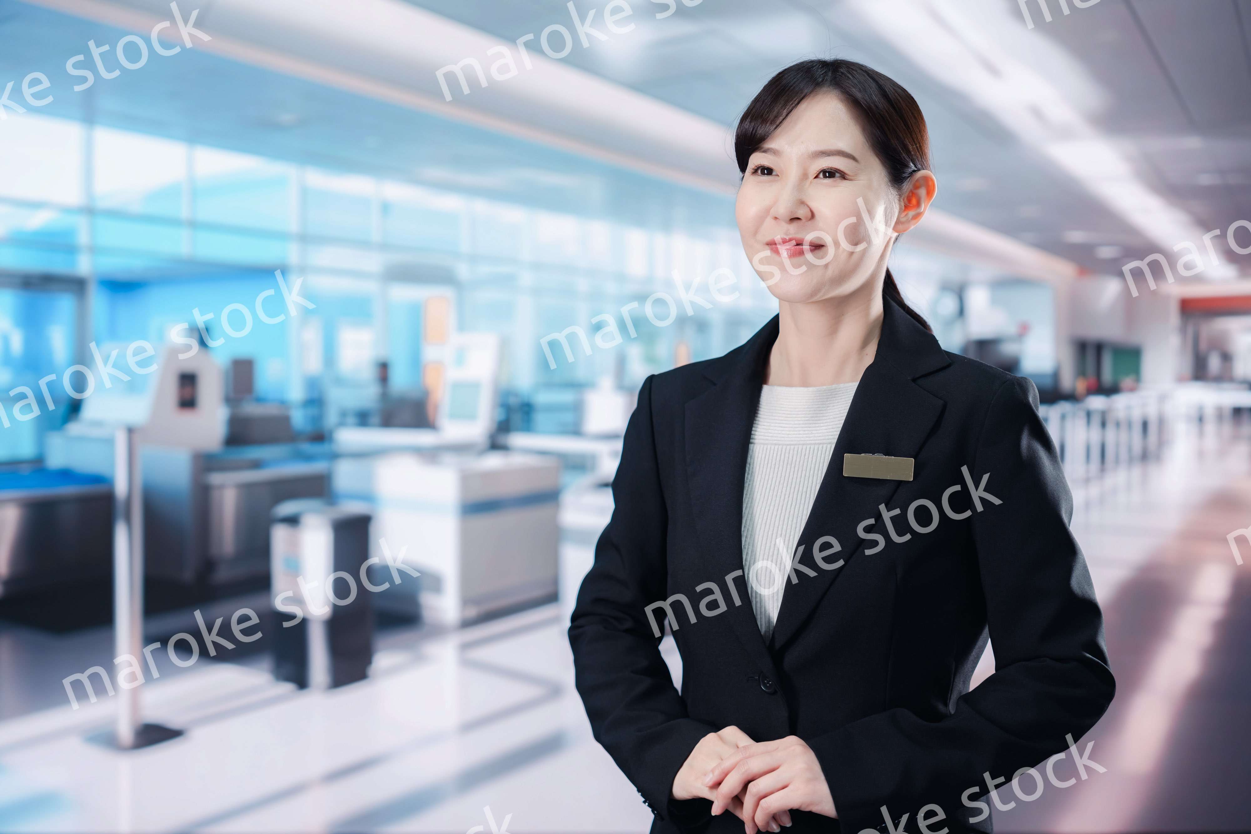 空港のターミナルで案内をするスタッフ