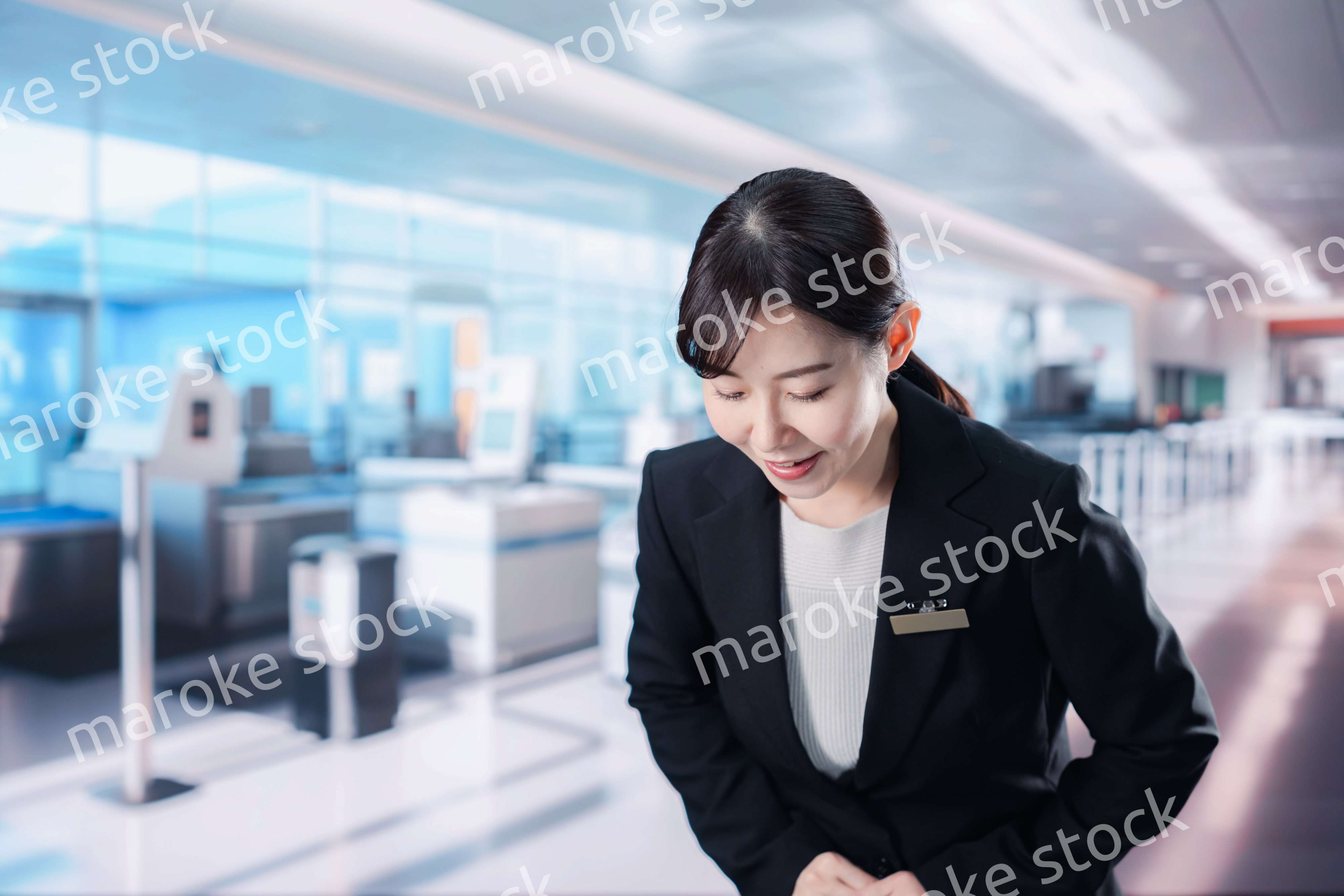 空港のターミナルで案内をするスタッフ