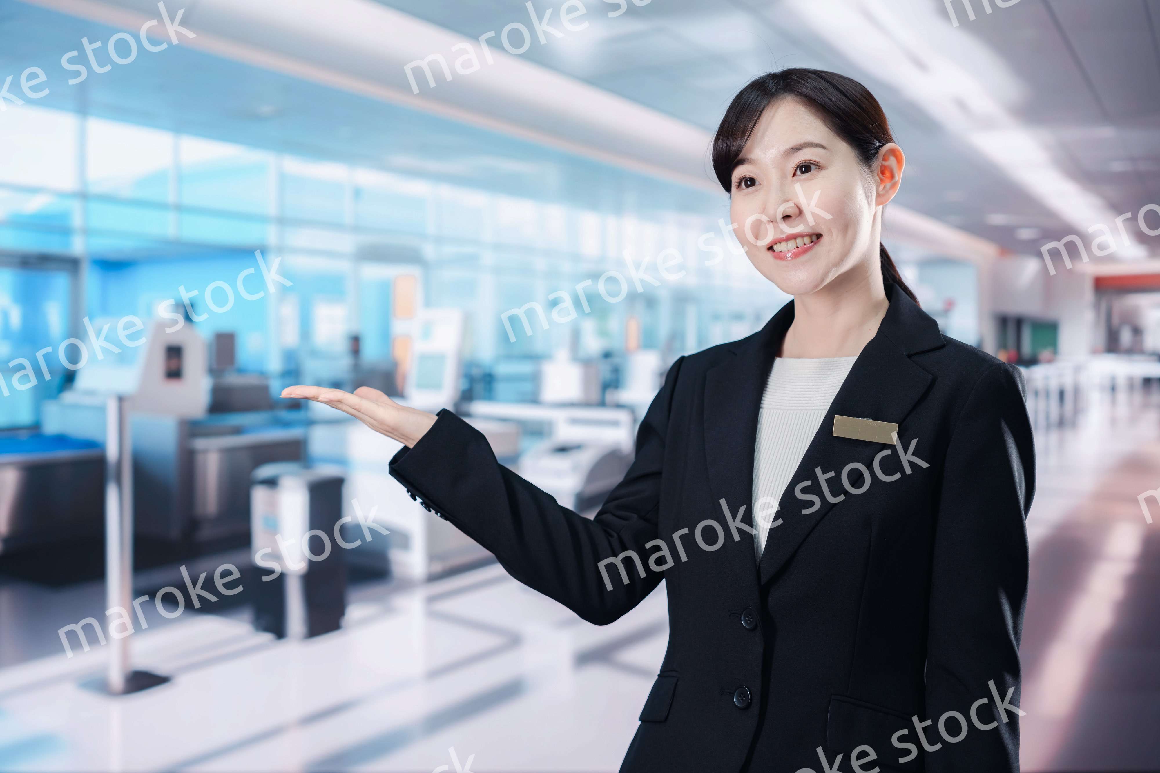 空港のターミナルで案内をするスタッフ