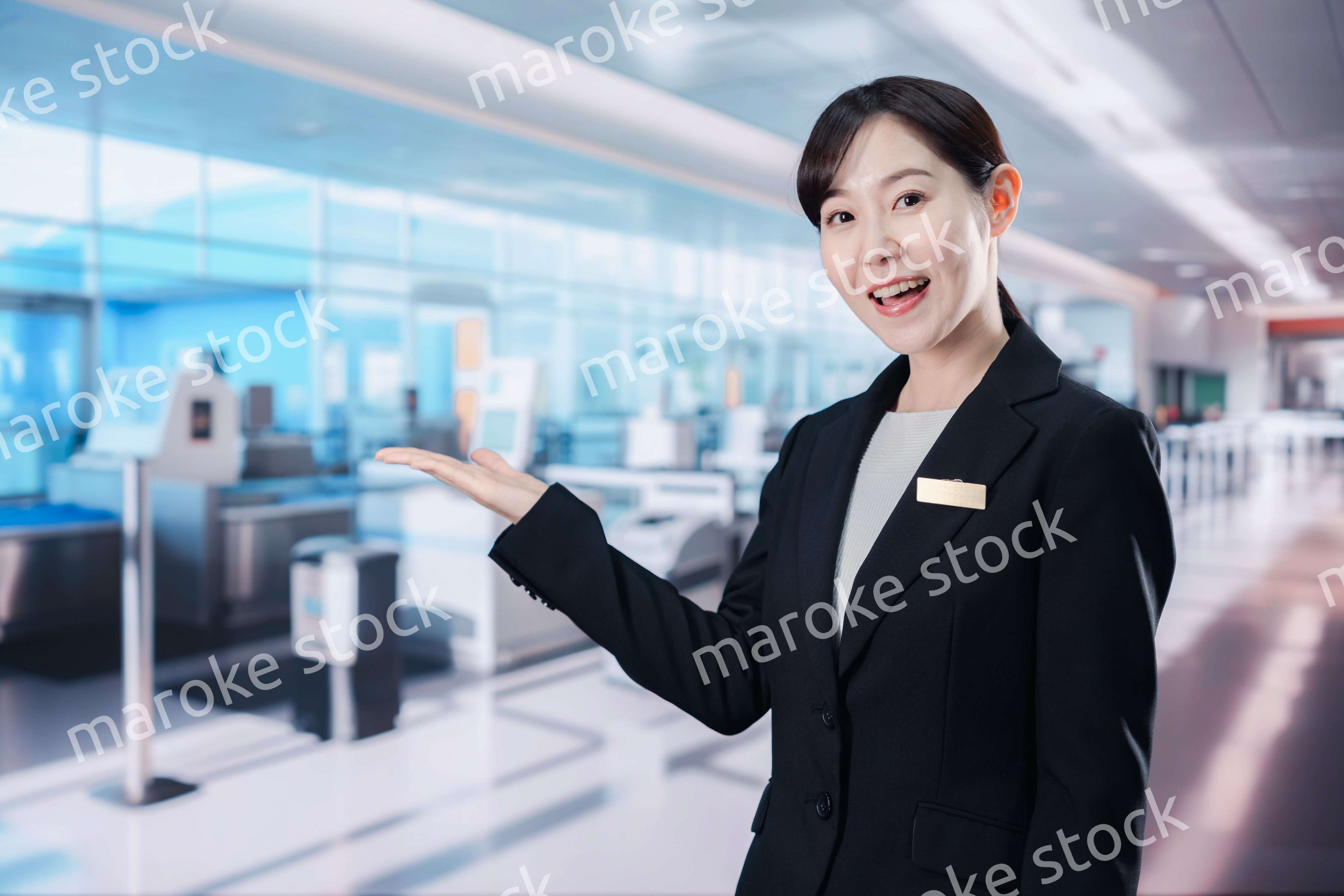 空港のターミナルで案内をするスタッフ