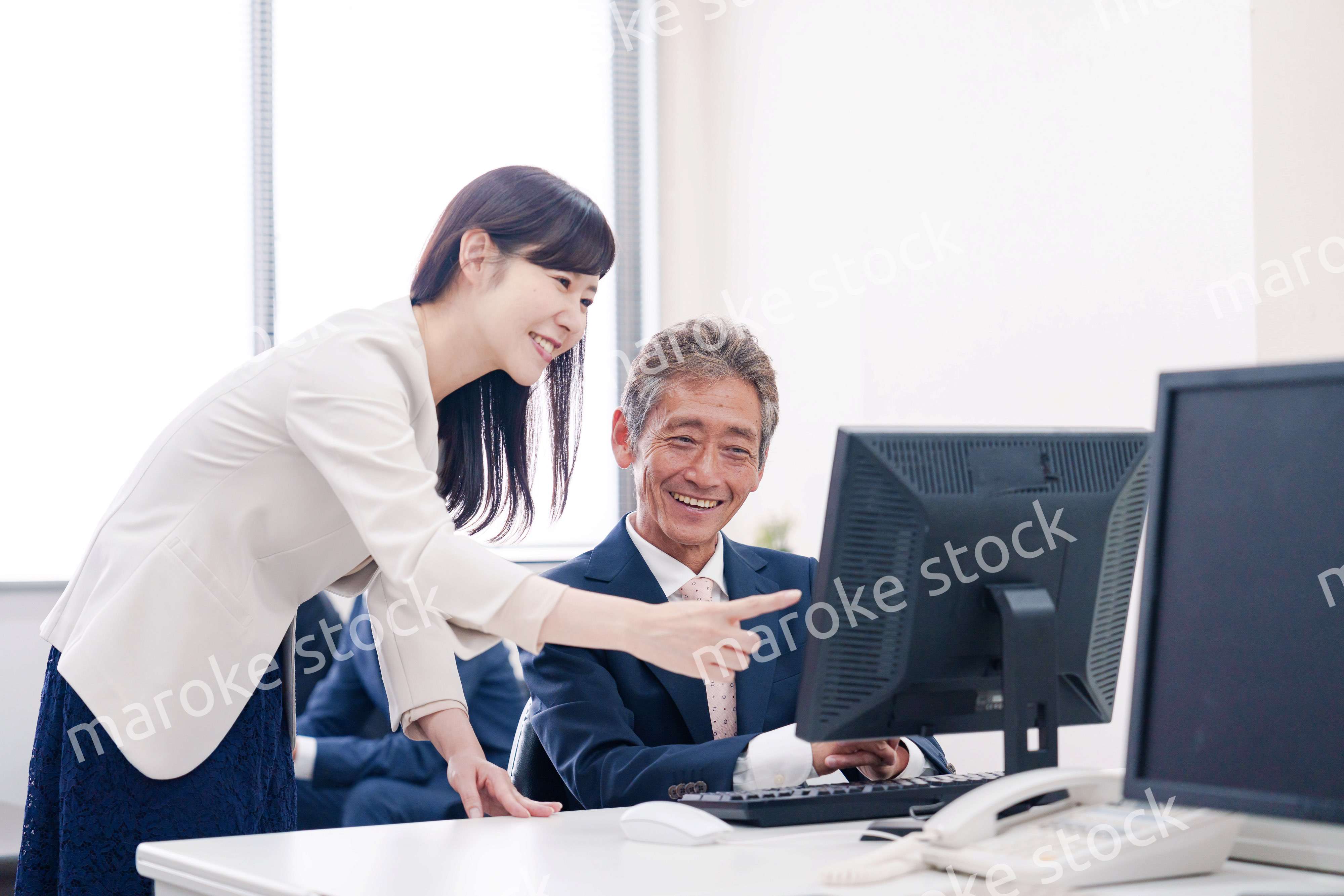 オフィスで上司に報告をするビジネスウーマン