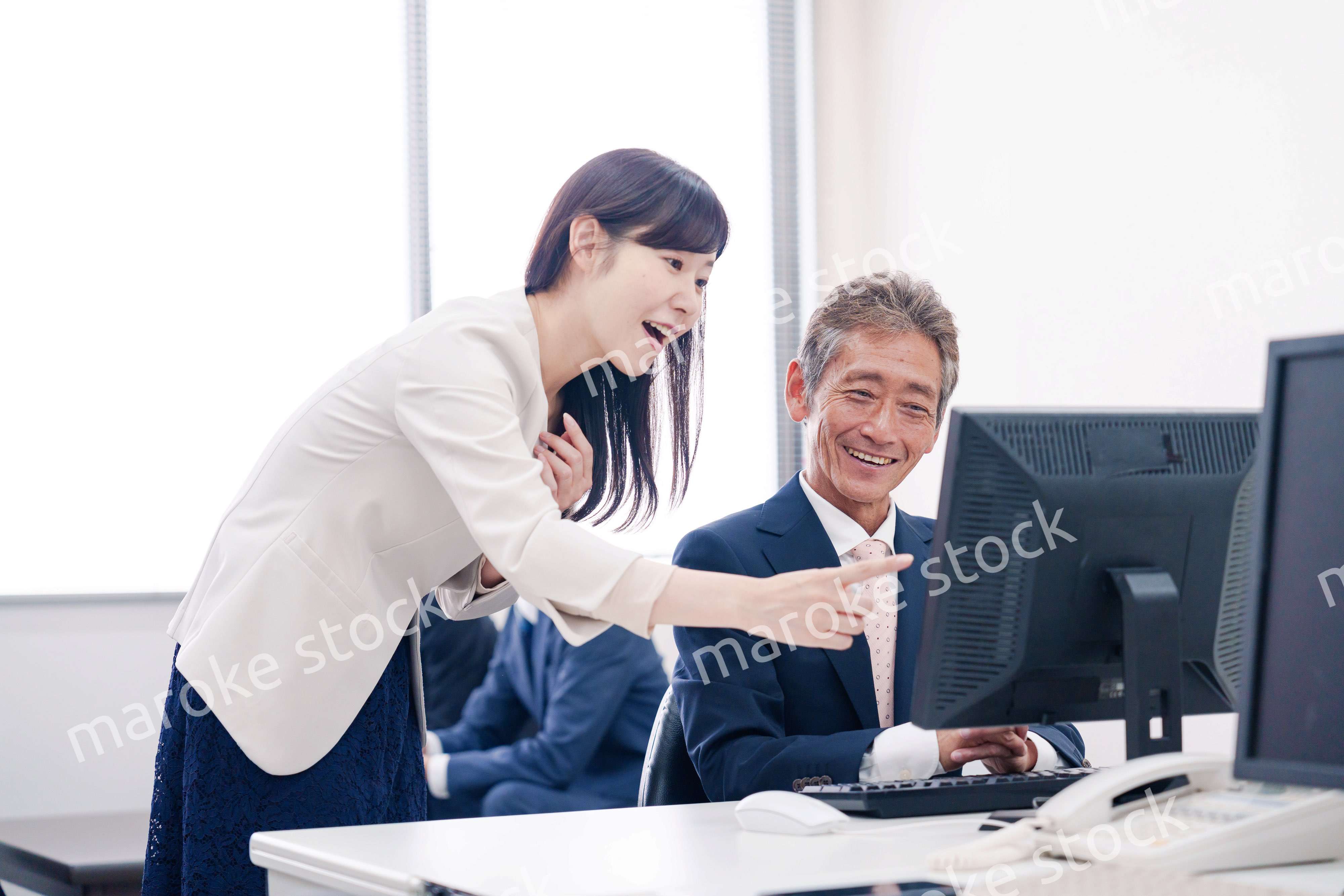 オフィスで上司に報告をするビジネスウーマン