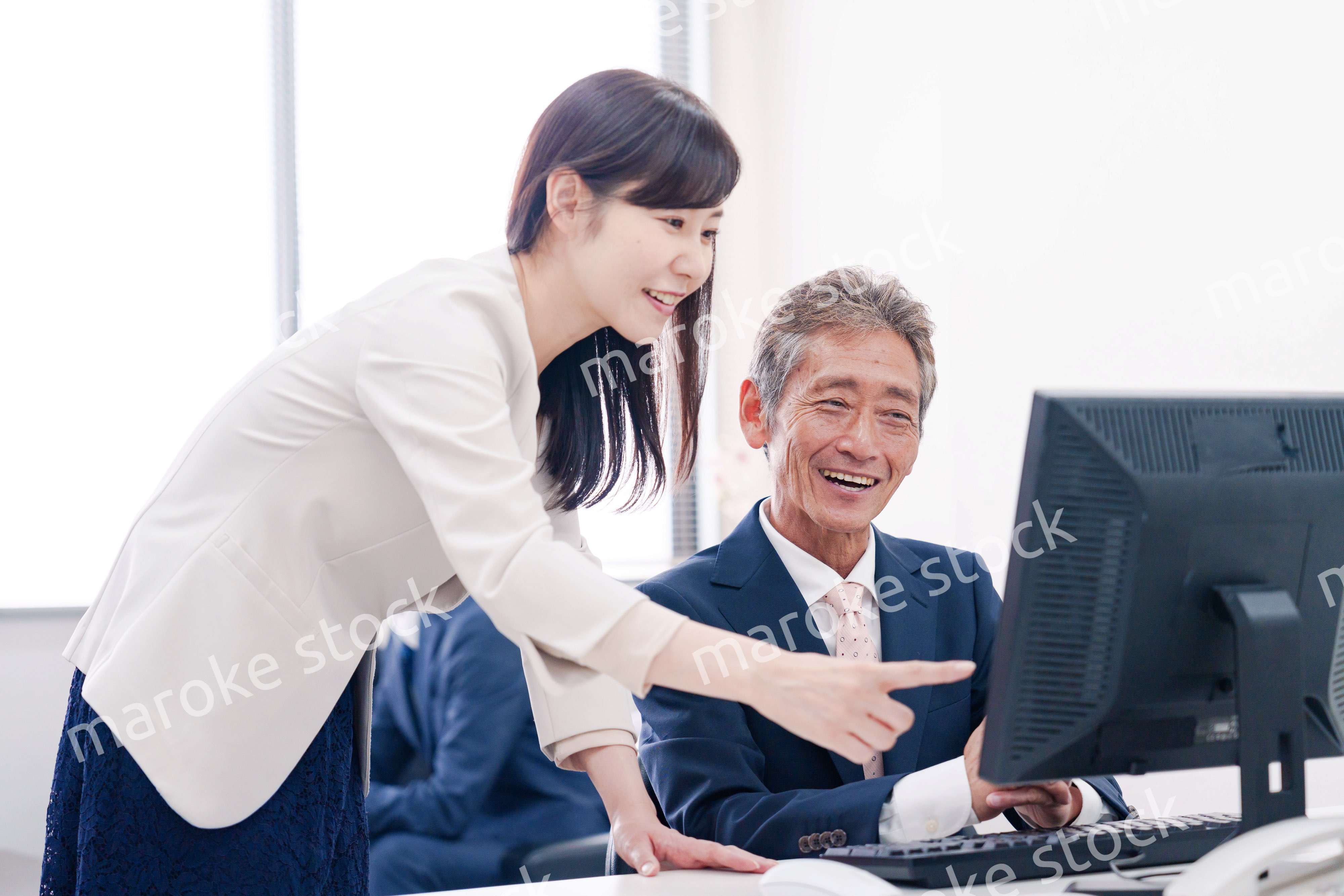 オフィスで上司に報告をするビジネスウーマン