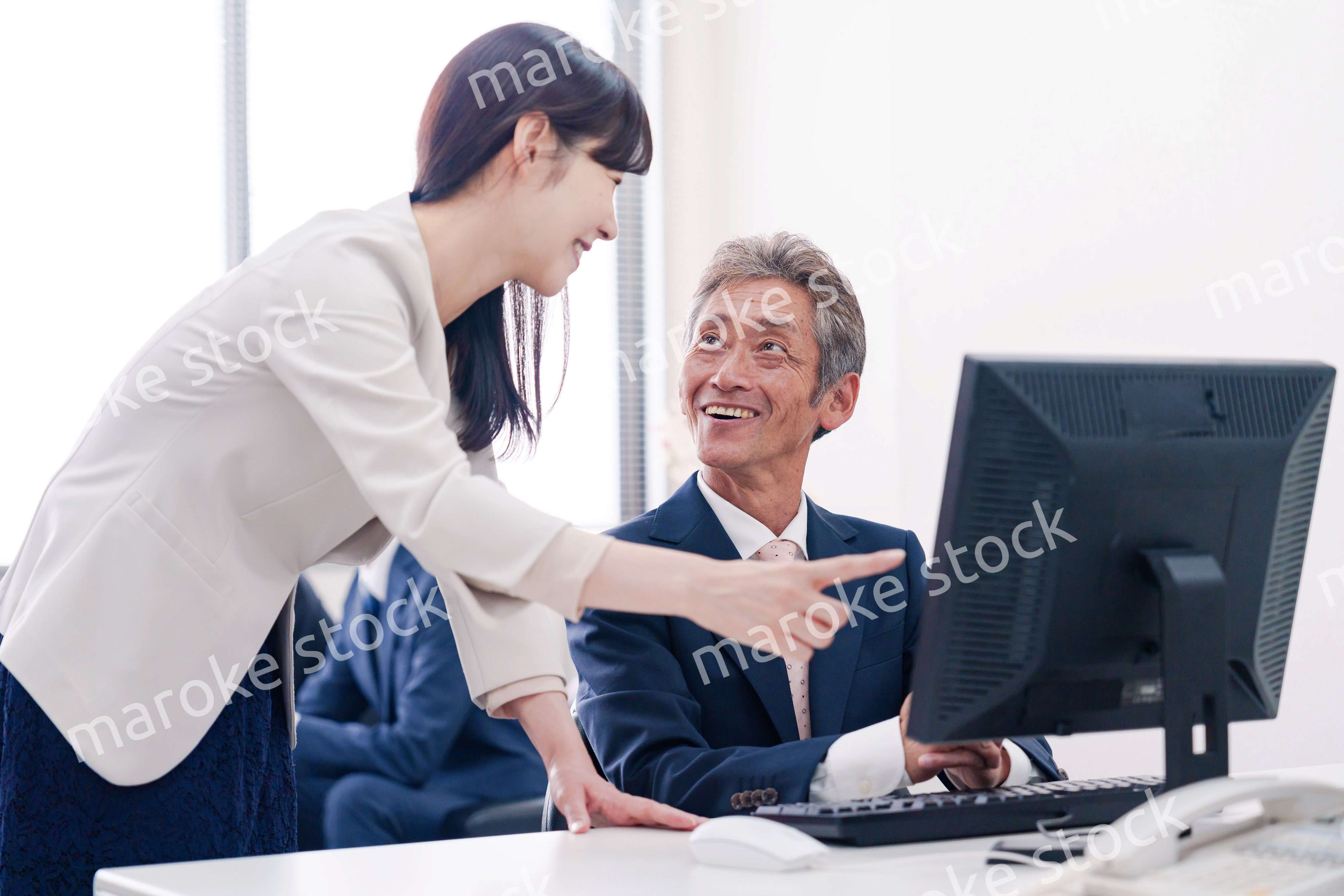 オフィスで上司に報告をするビジネスウーマン