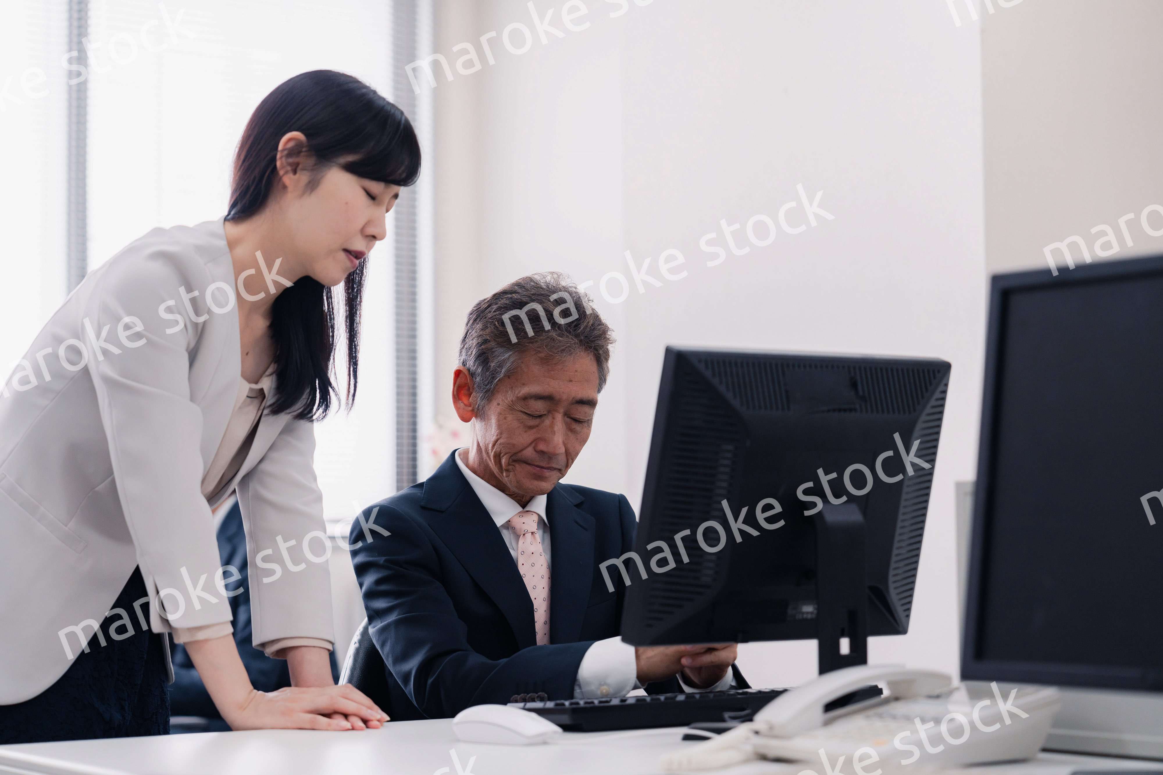 困難に直面する経営層の男性