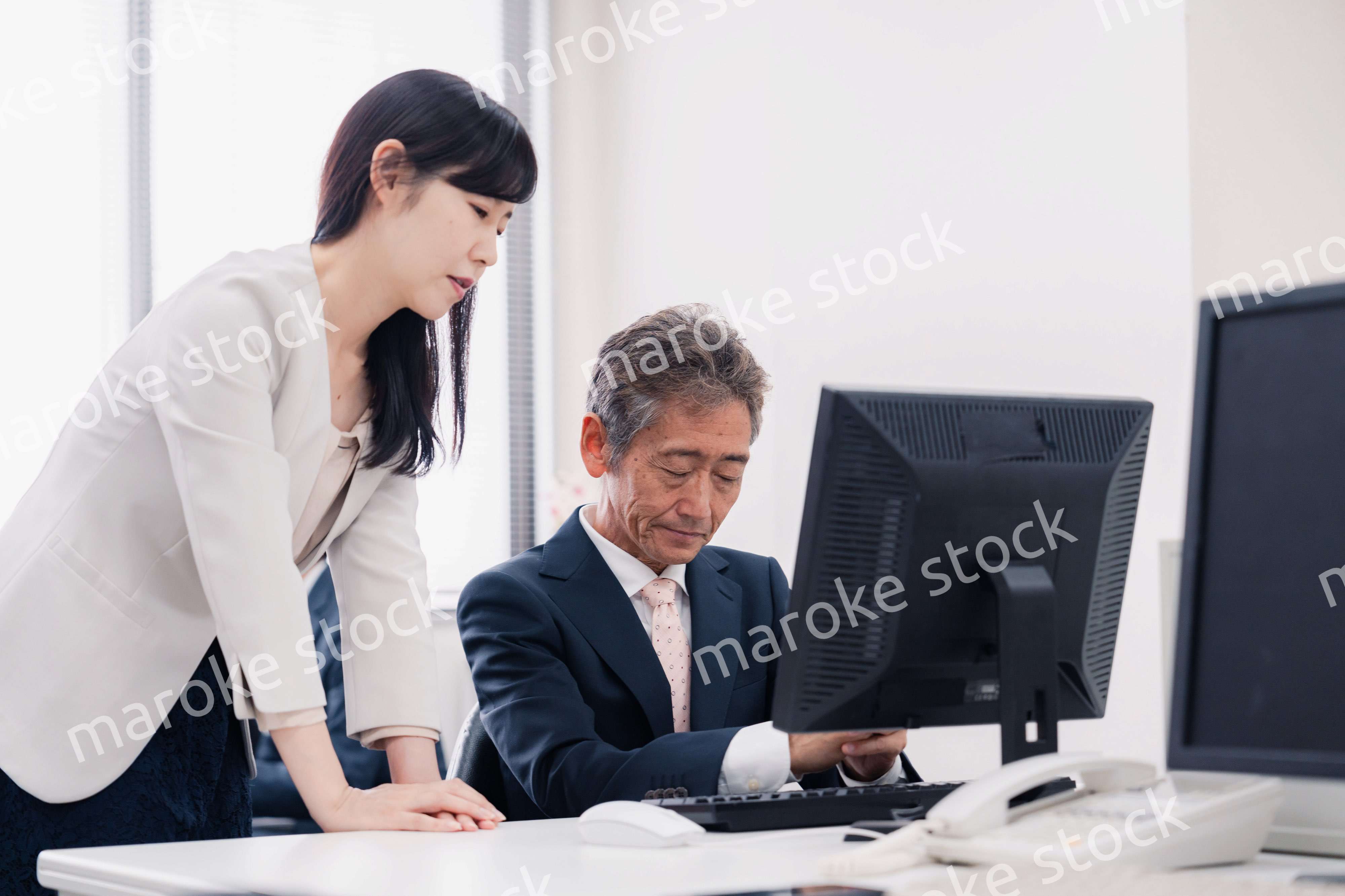 困難に直面する経営層の男性