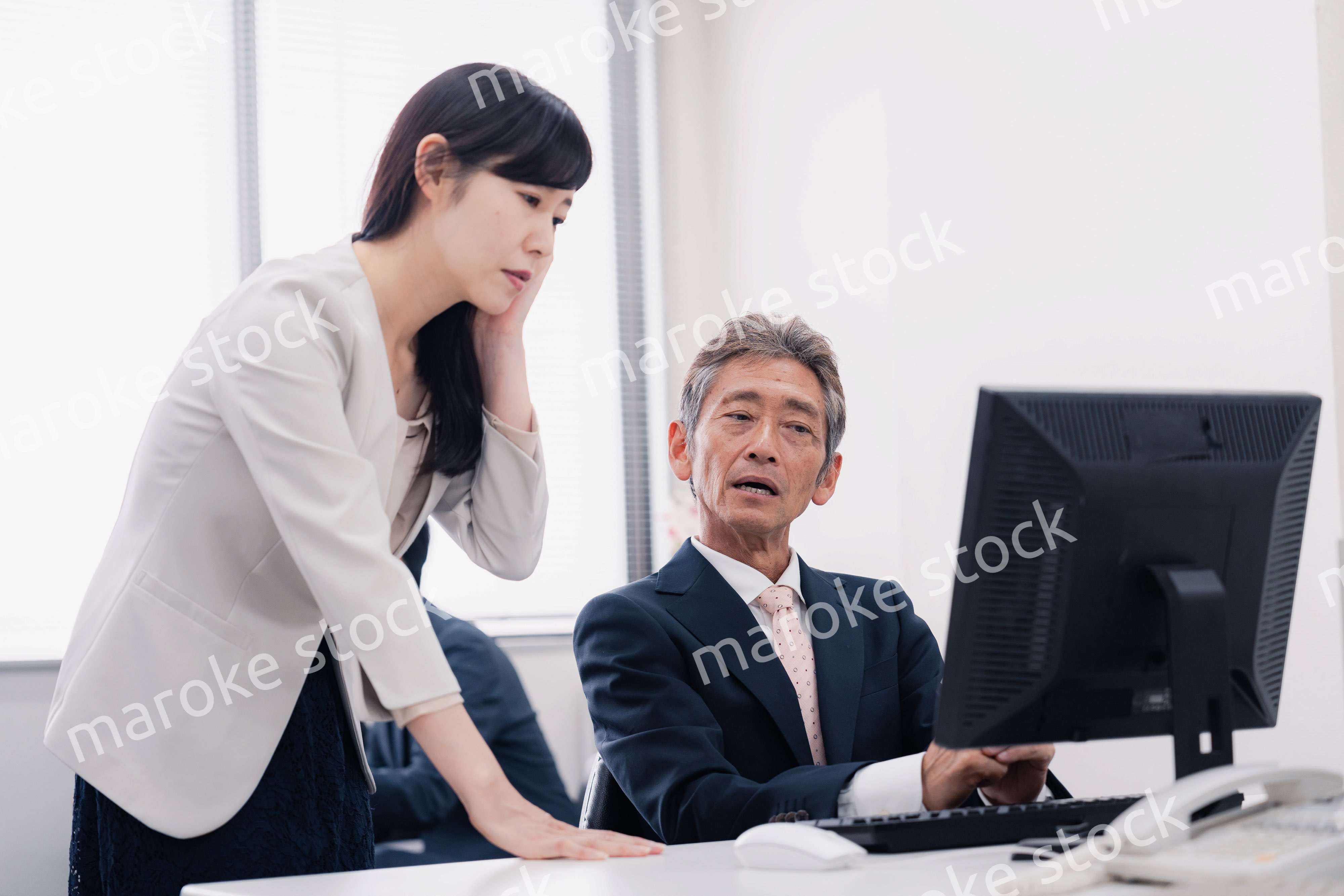 困難に直面する経営層の男性