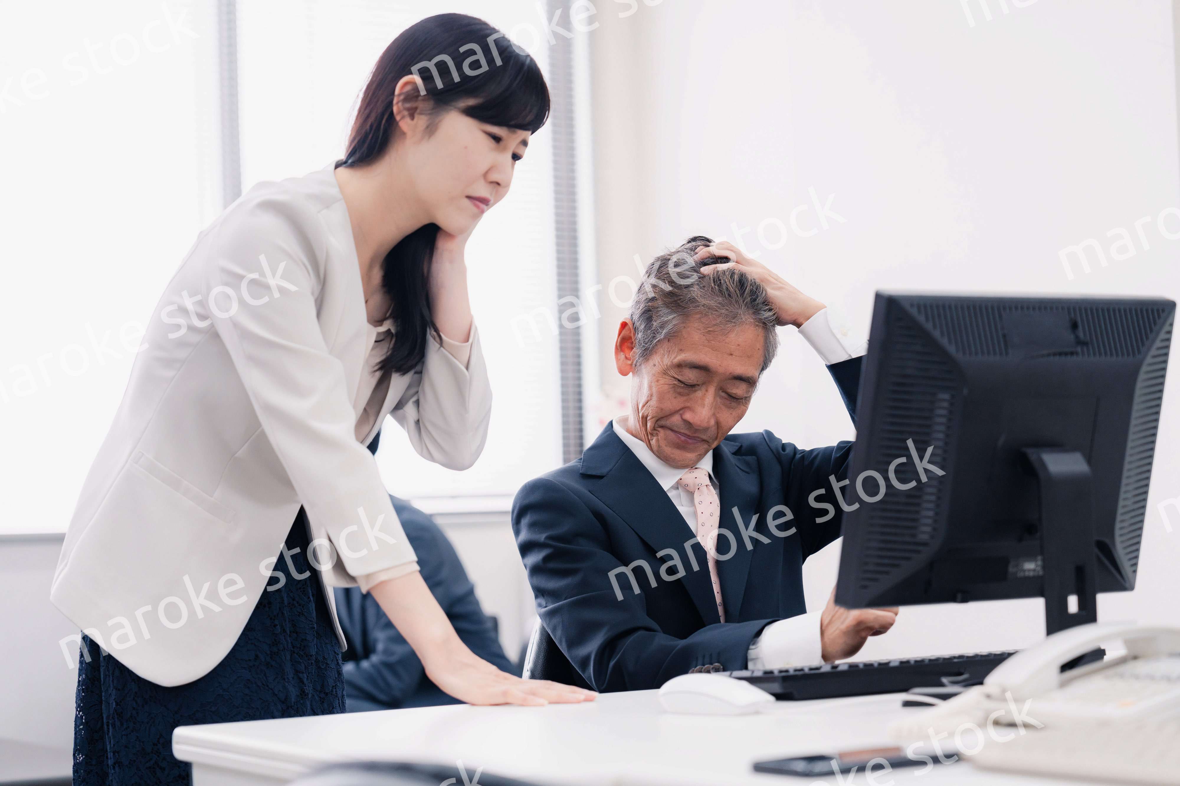 困難に直面する経営層の男性