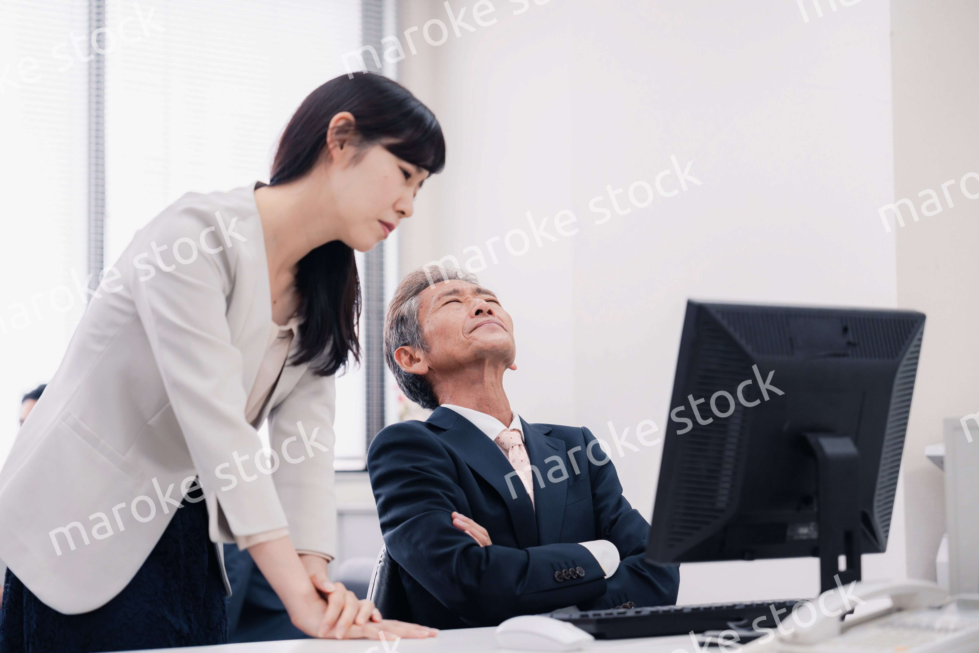 困難に直面する経営層の男性