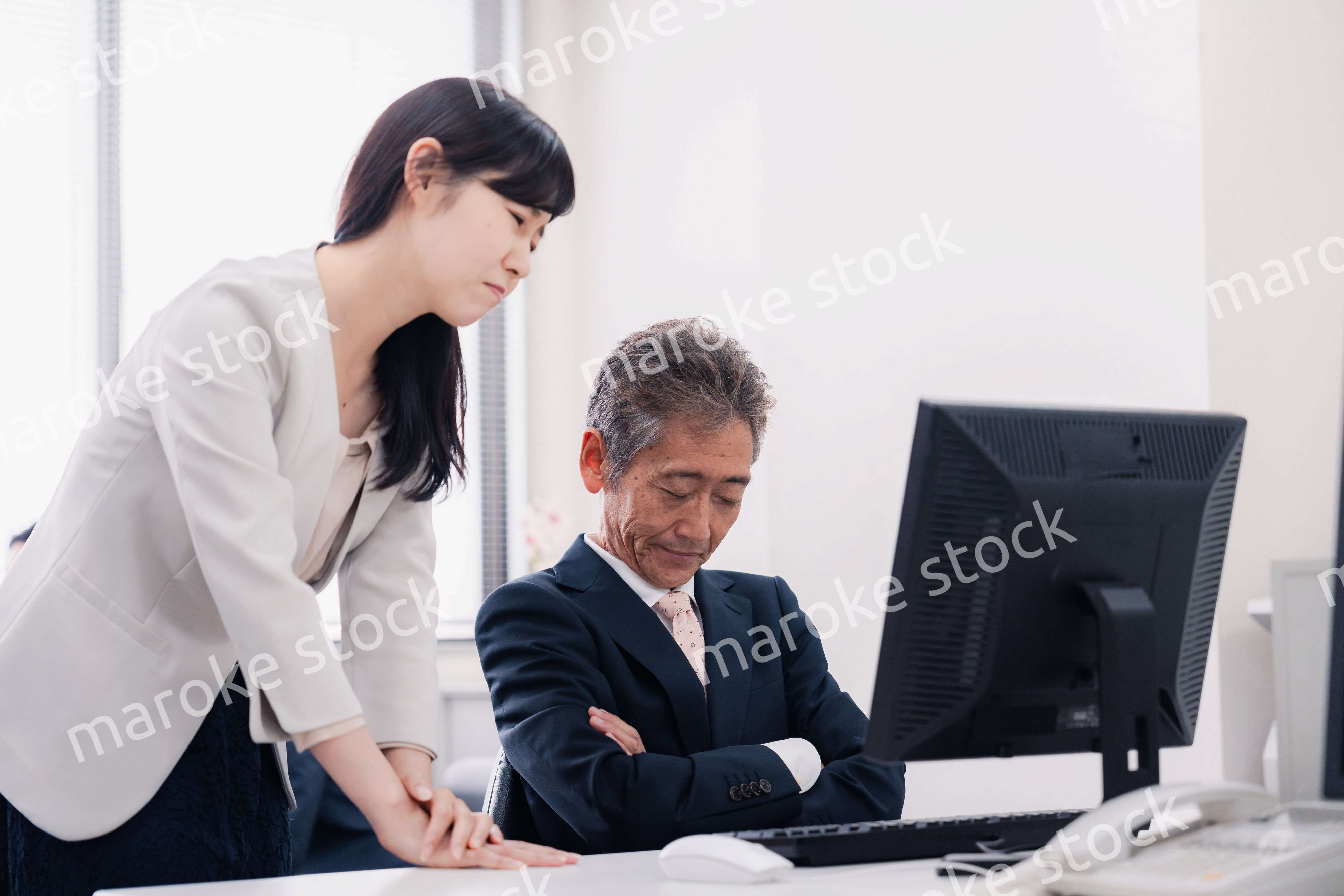 困難に直面する経営層の男性