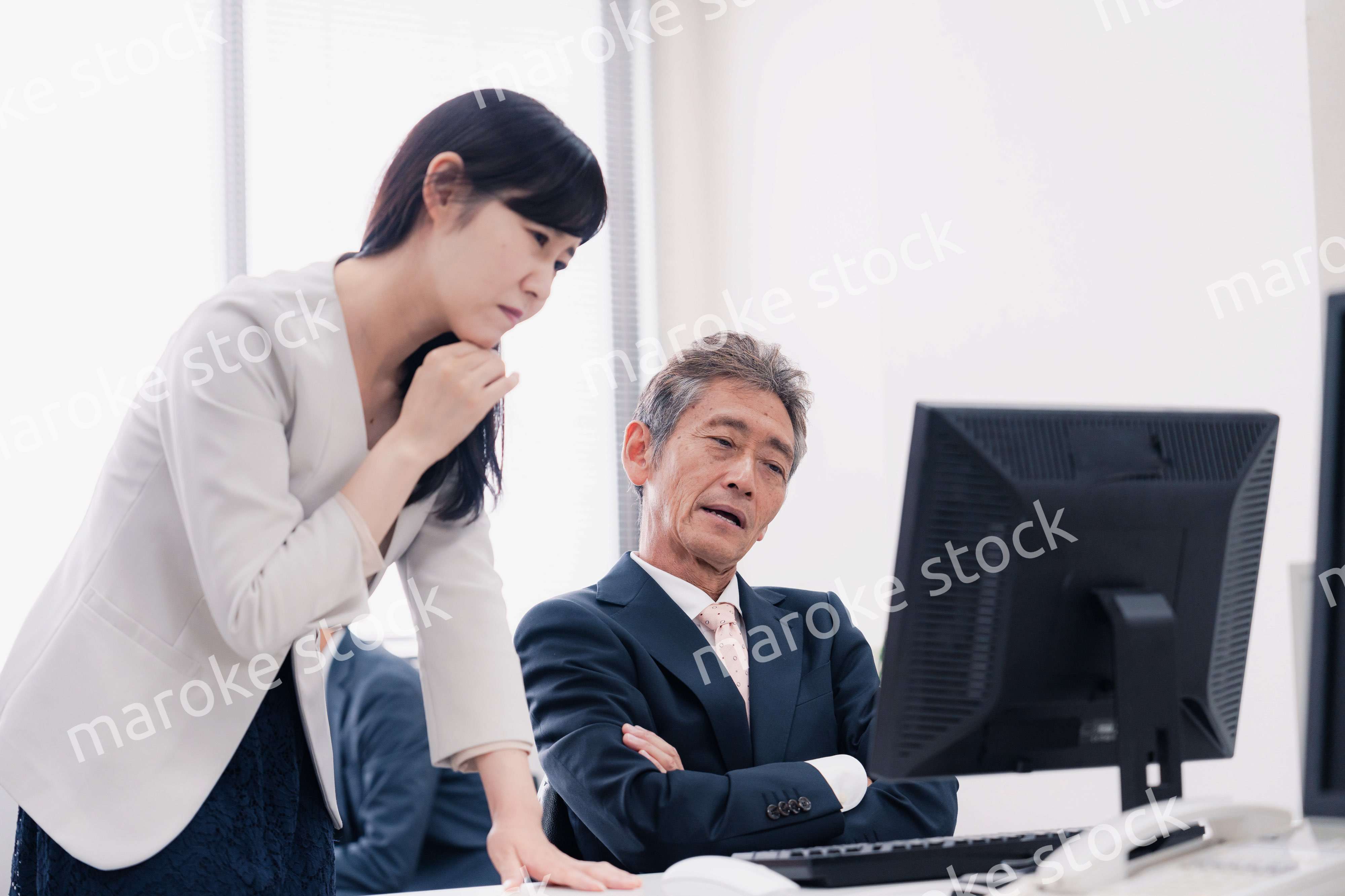 困難に直面する経営層の男性