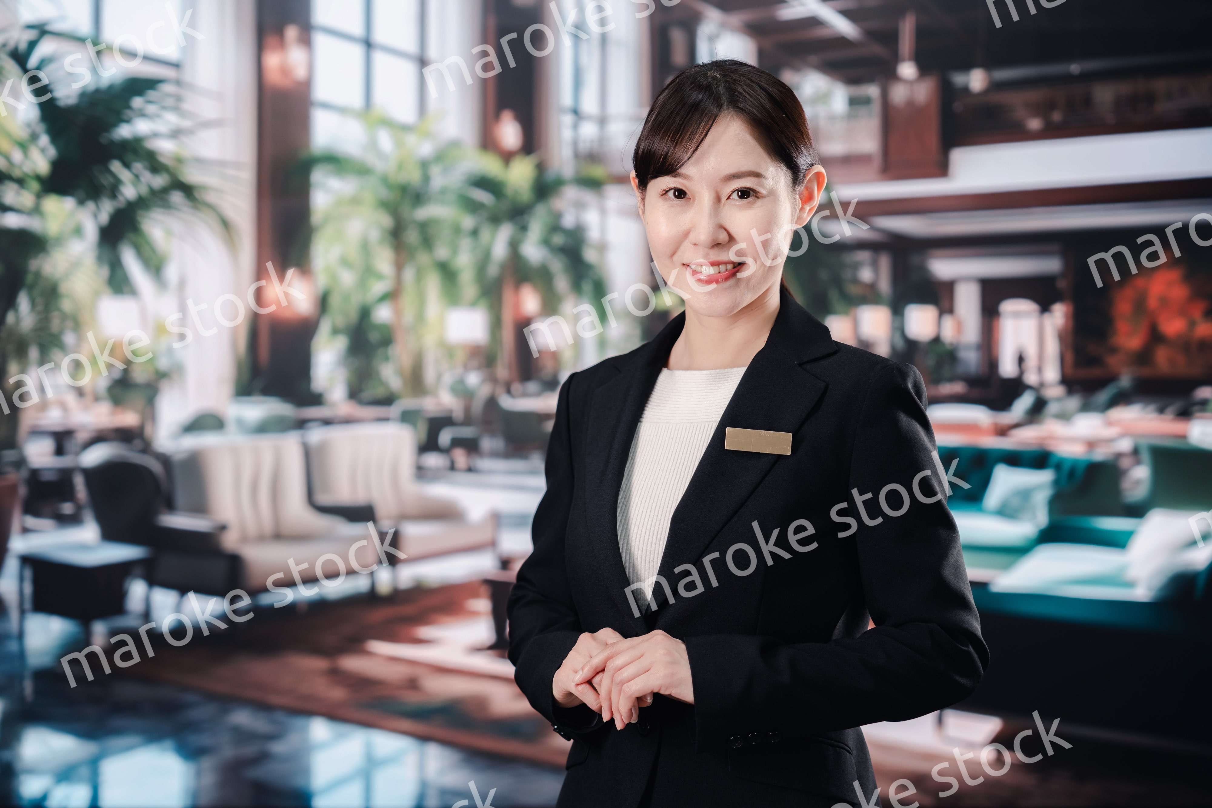 笑顔でお客様を迎えるホテルスタッフの女性