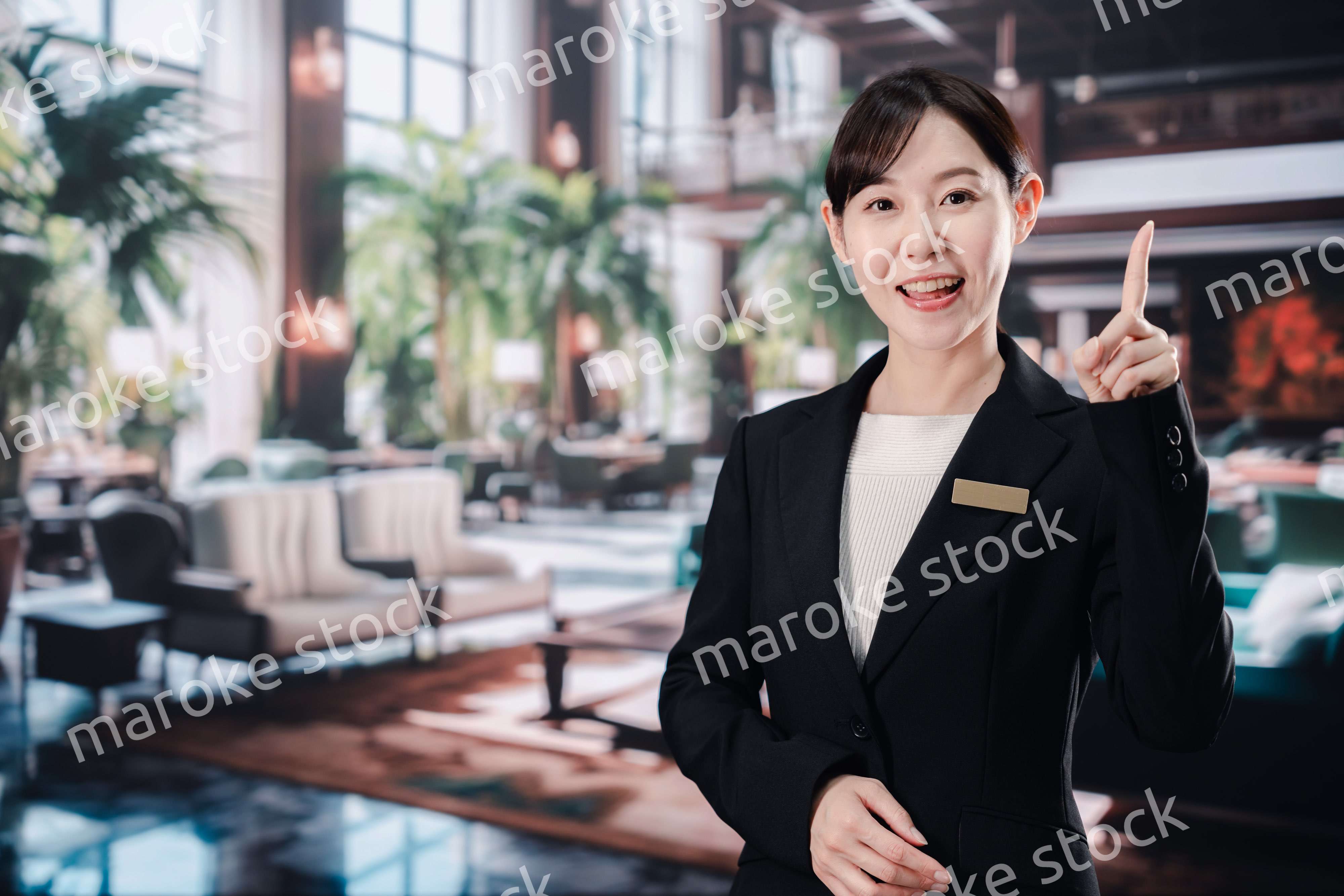 笑顔でお客様を迎えるホテルスタッフの女性