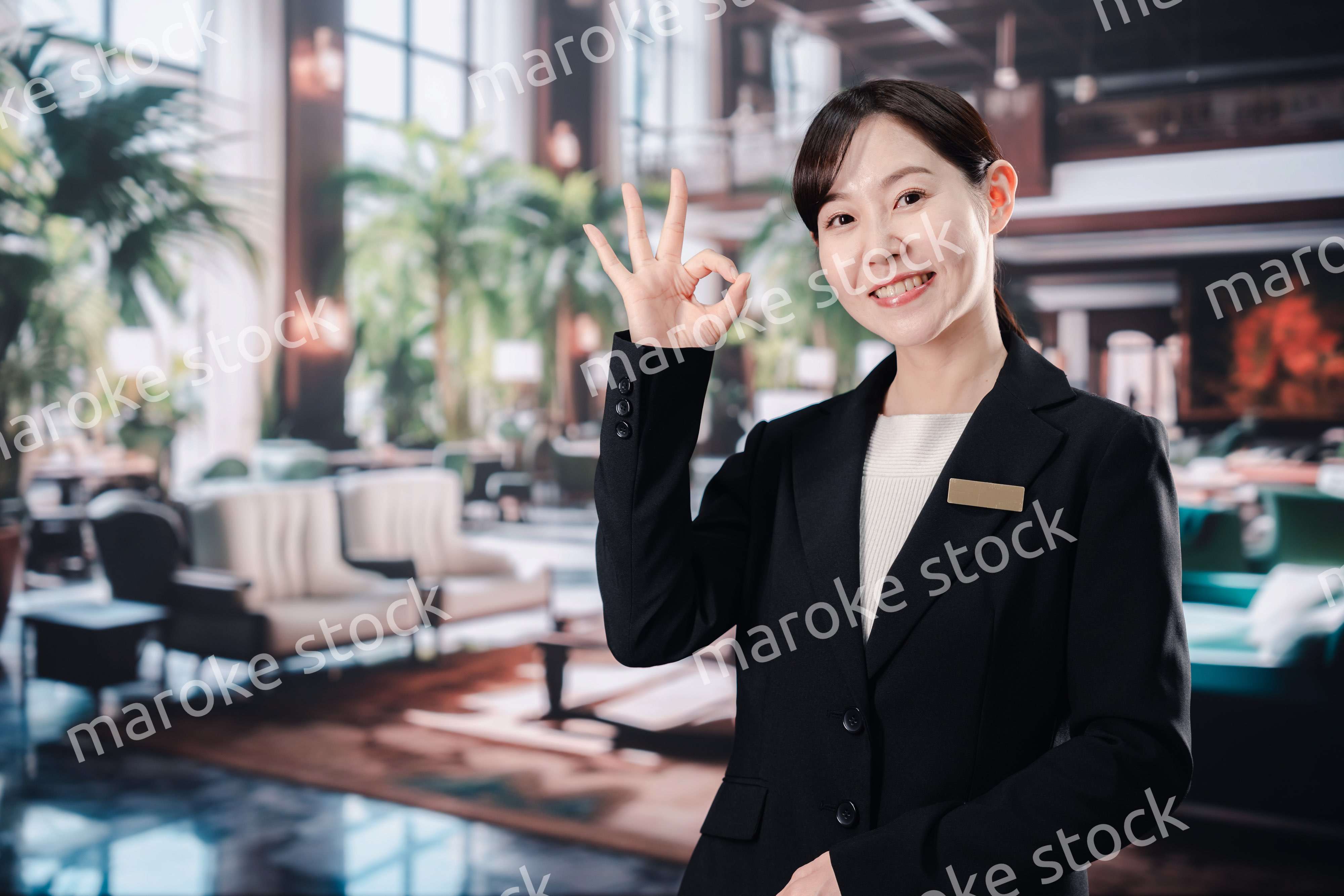 笑顔でお客様を迎えるホテルスタッフの女性