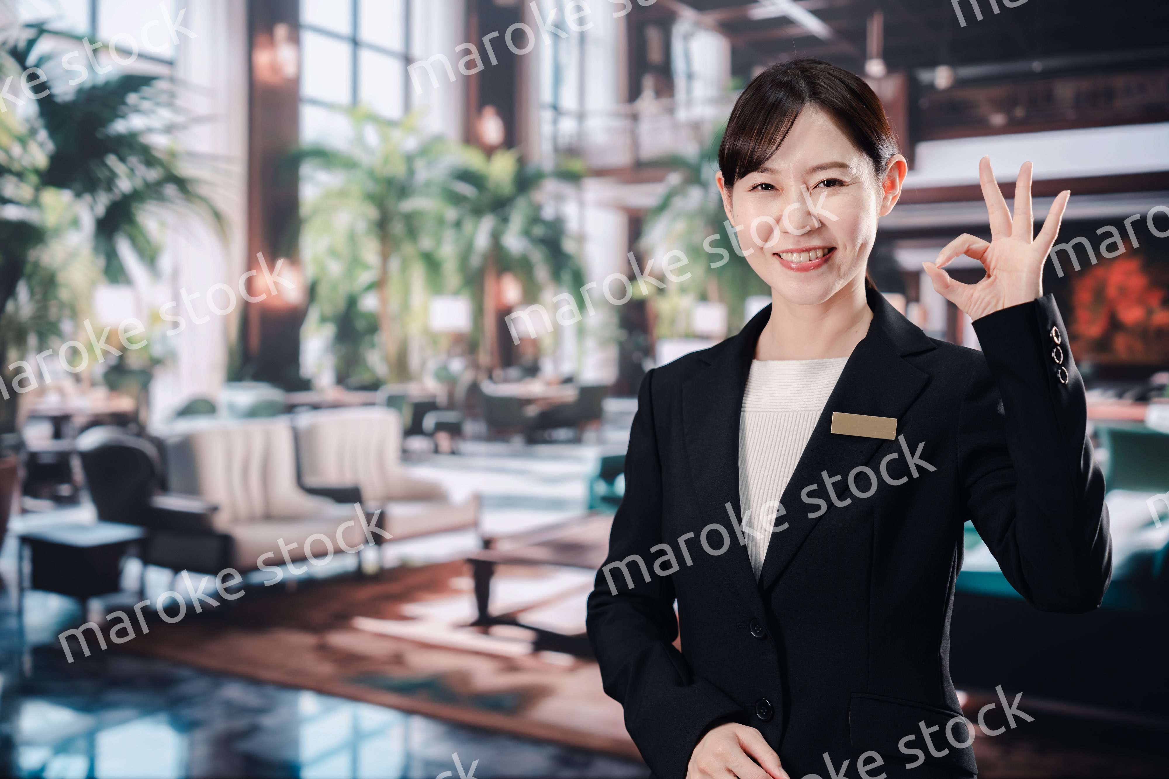 笑顔でお客様を迎えるホテルスタッフの女性