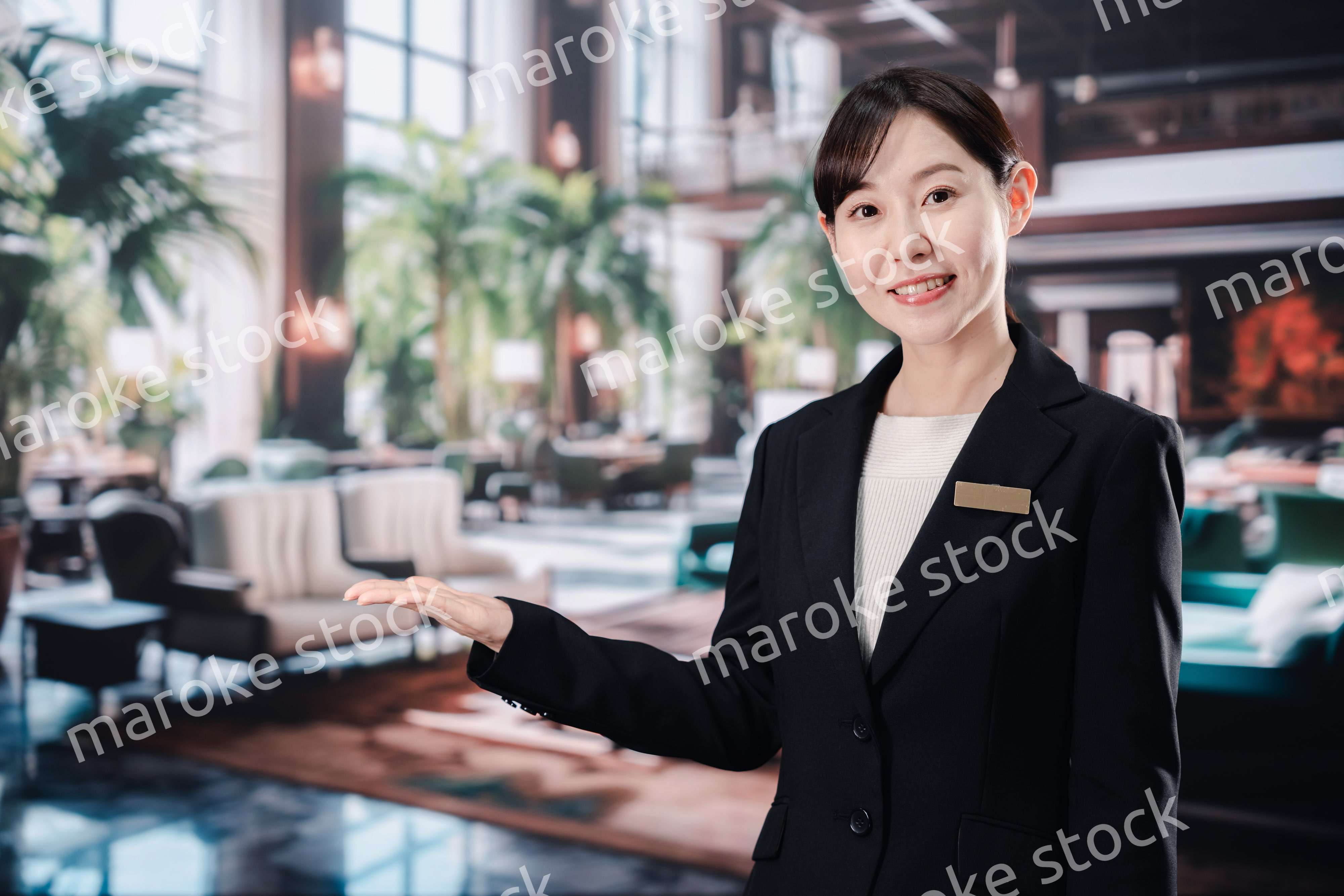 笑顔でお客様を迎えるホテルスタッフの女性