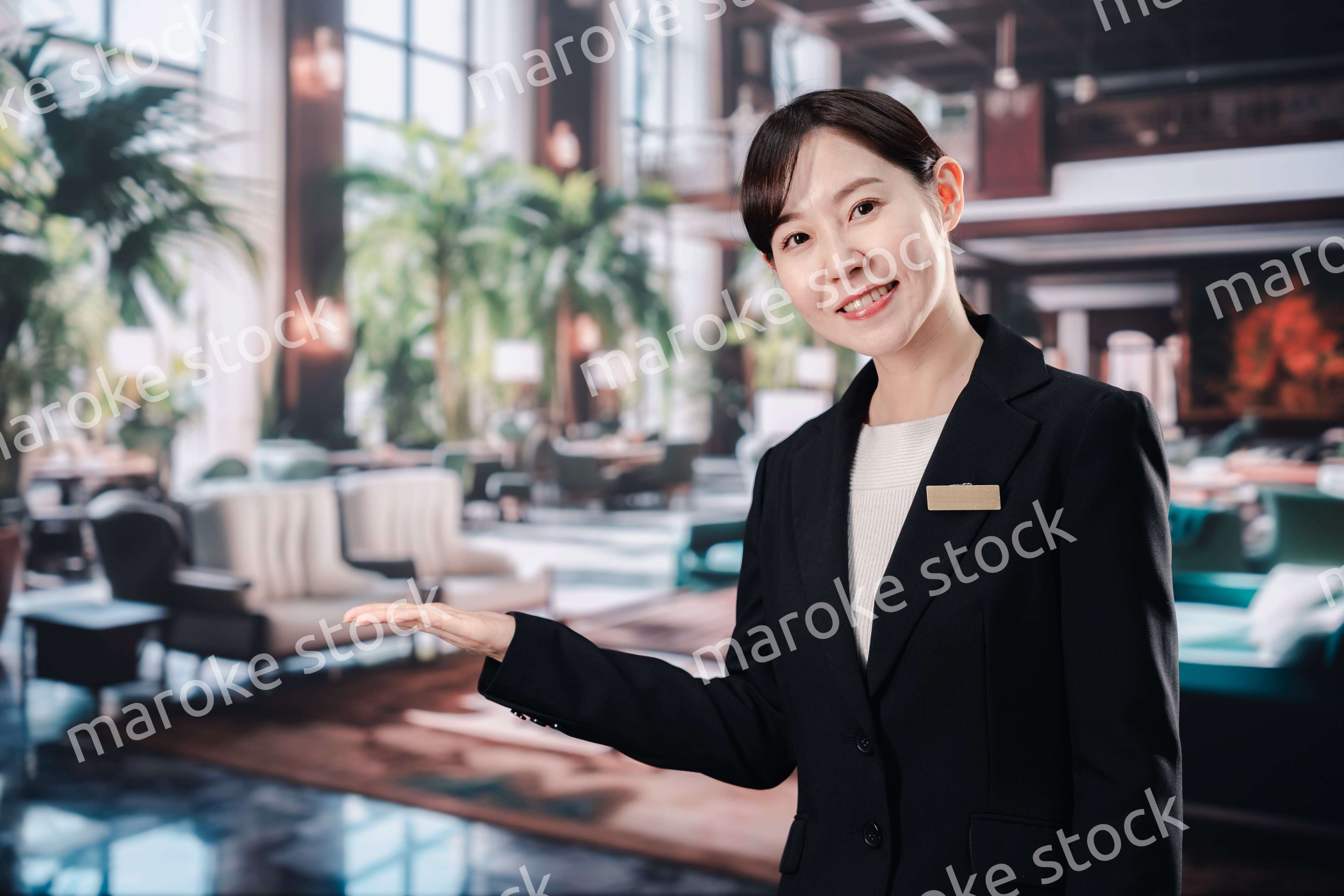 笑顔でお客様を迎えるホテルスタッフの女性