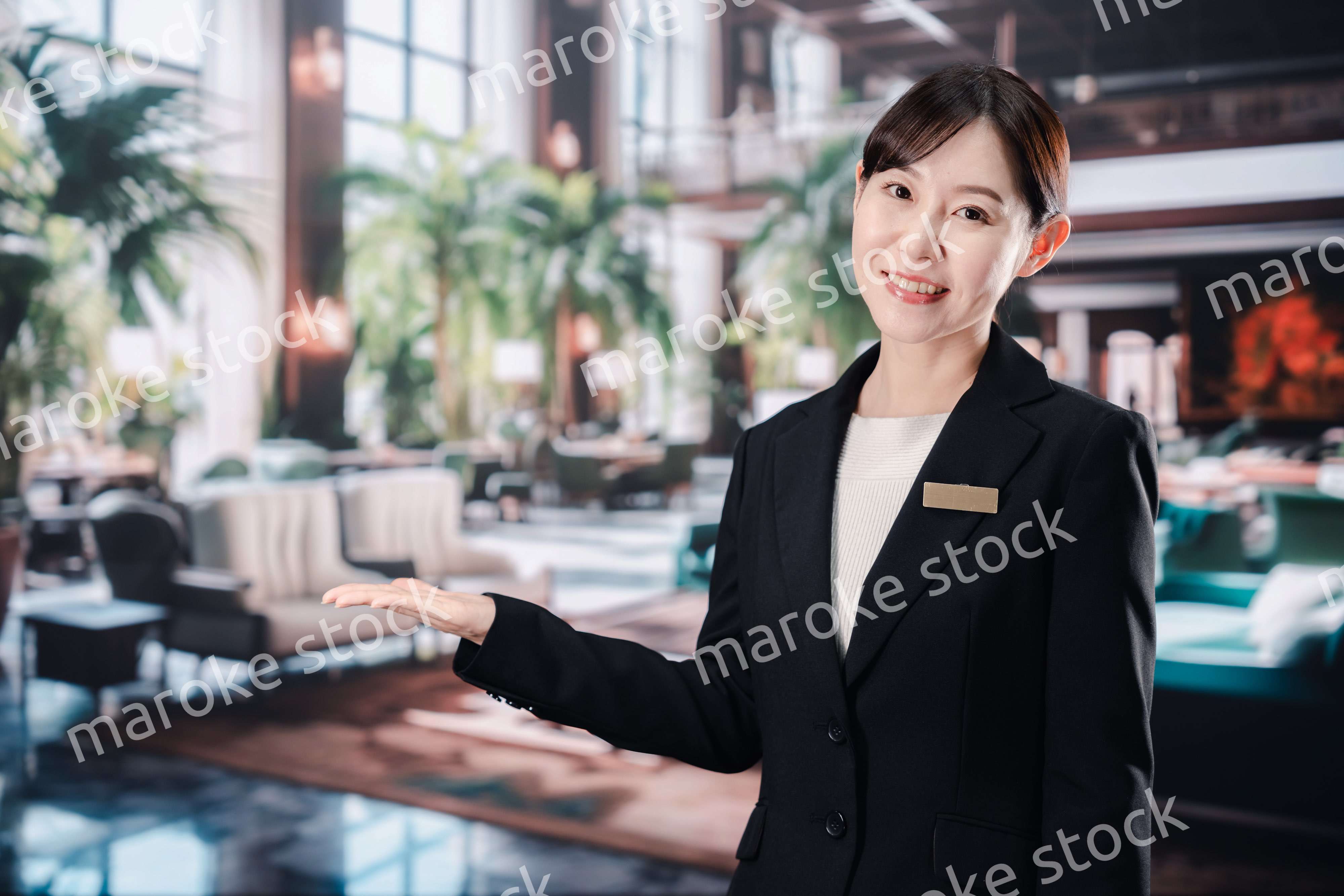 笑顔でお客様を迎えるホテルスタッフの女性